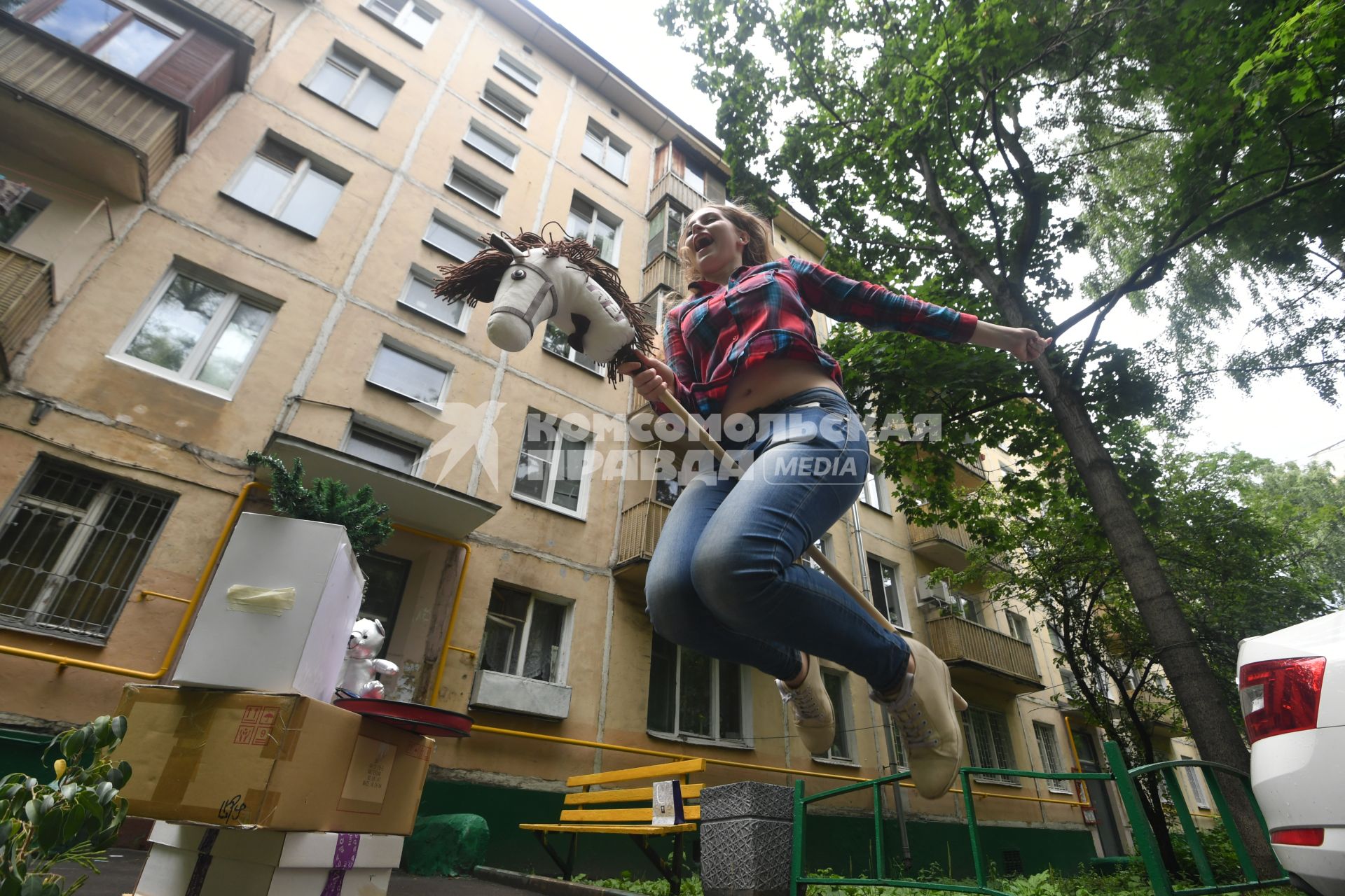 Москва. Постановочная фотосессия на тему переезда  жителей из хрущевок в новые дома.