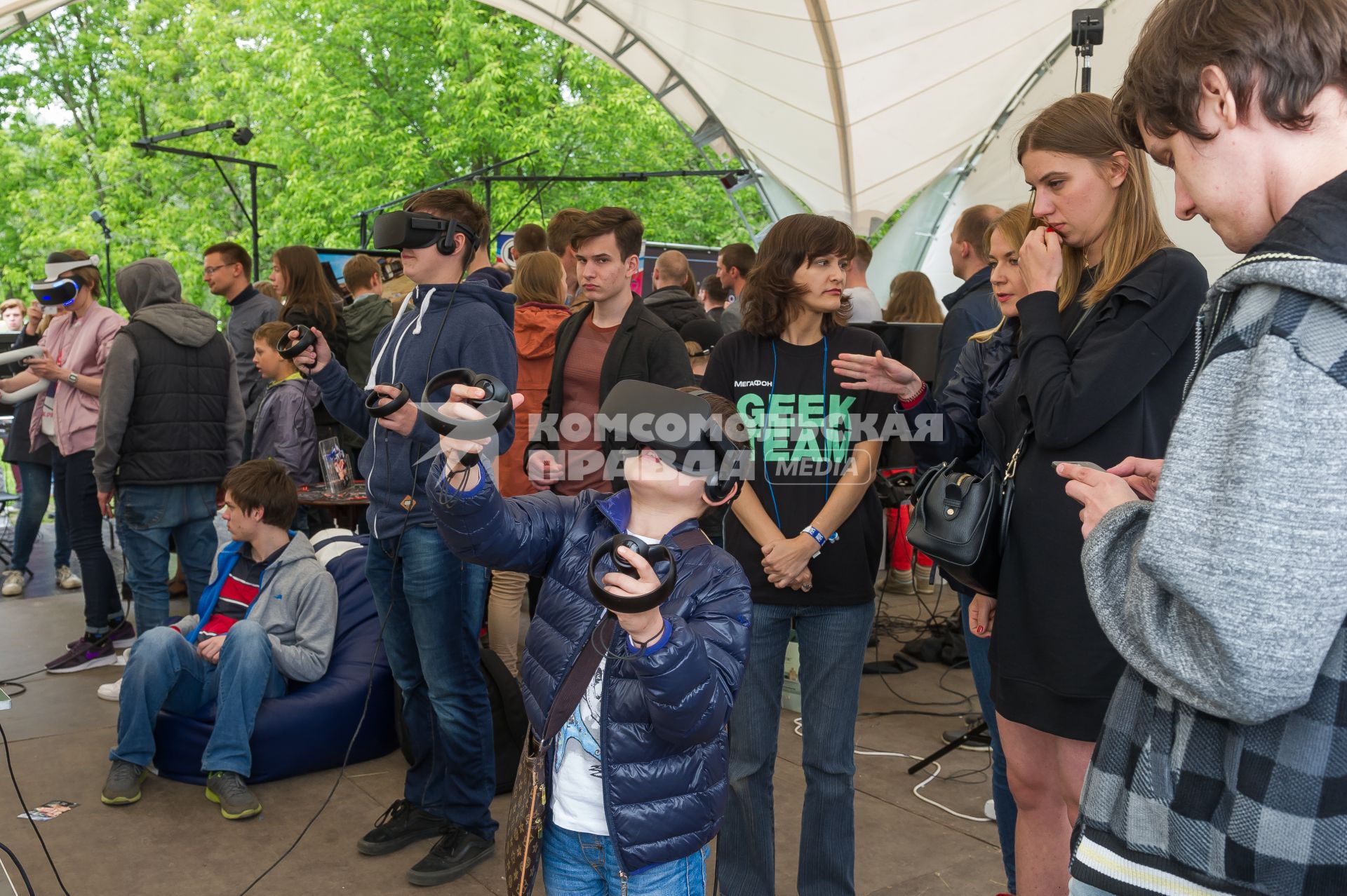 Санкт-Петербург.  Мальчики в очках виртуальной реальности на  научно-популярном  фестивале Geek Picnic в Пулковском парке.