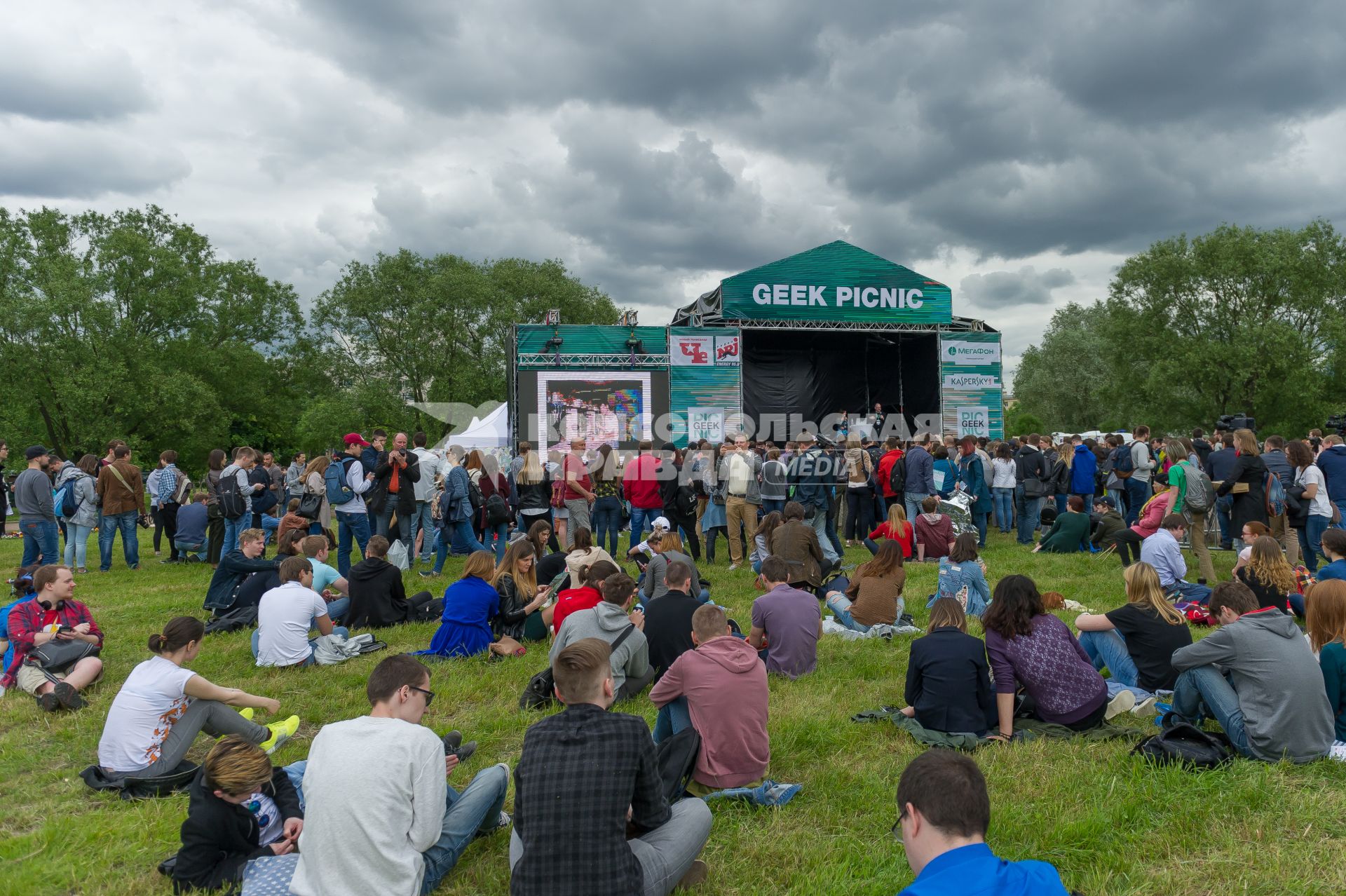 Санкт-Петербург.  Посетители научно-популярного  фестиваля Geek Picnic в Пулковском парке.