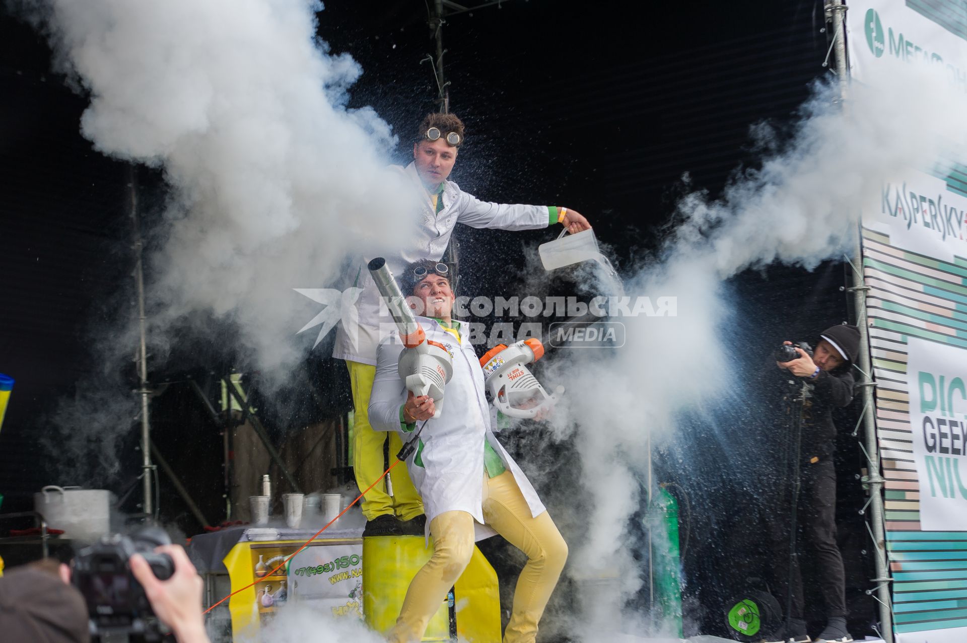 Санкт-Петербург. Опыт с жидким азотом во время научно-популярного  фестиваля Geek Picnic в Пулковском парке.