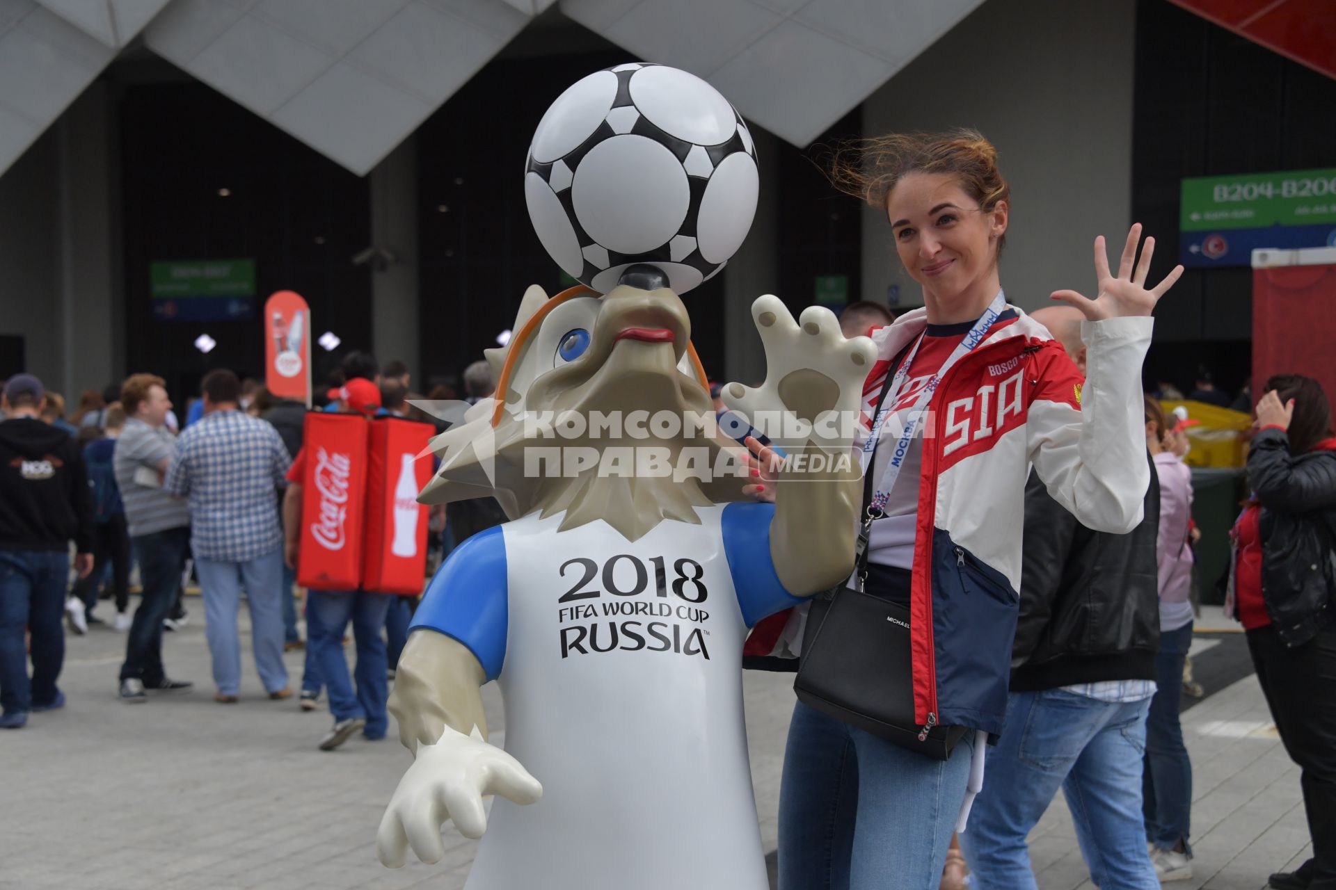 Москва.  Болельщица рядом с официальным   талисманом   чемпионата мира по  футболу 2018  Волк Забивайка перед началом матча между сборными  Португалии и Мексики  за третье место Кубка конфедераций.