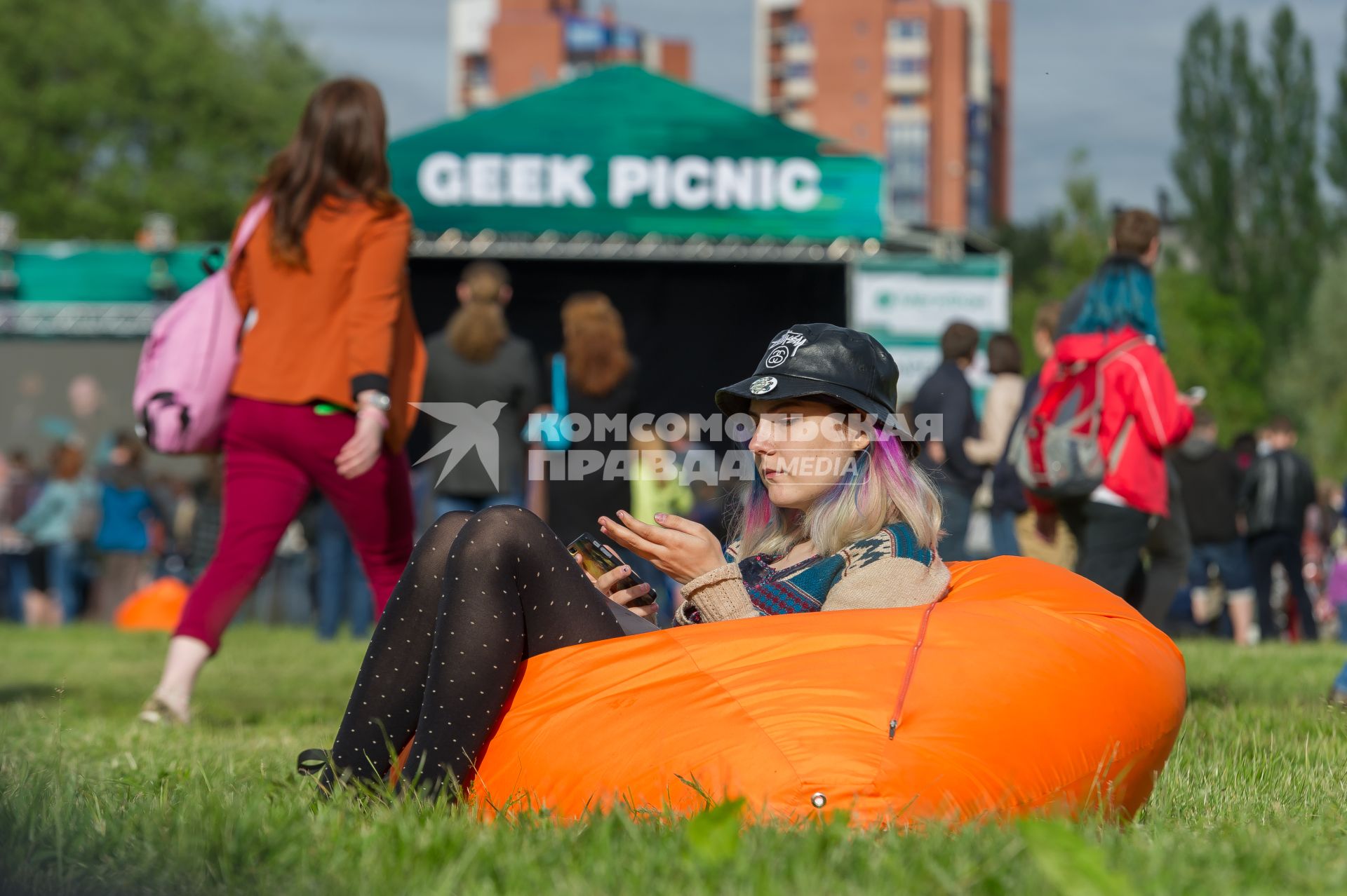 Санкт-Петербург.  Посетители научно-популярного  фестиваля Geek Picnic в Пулковском парке.