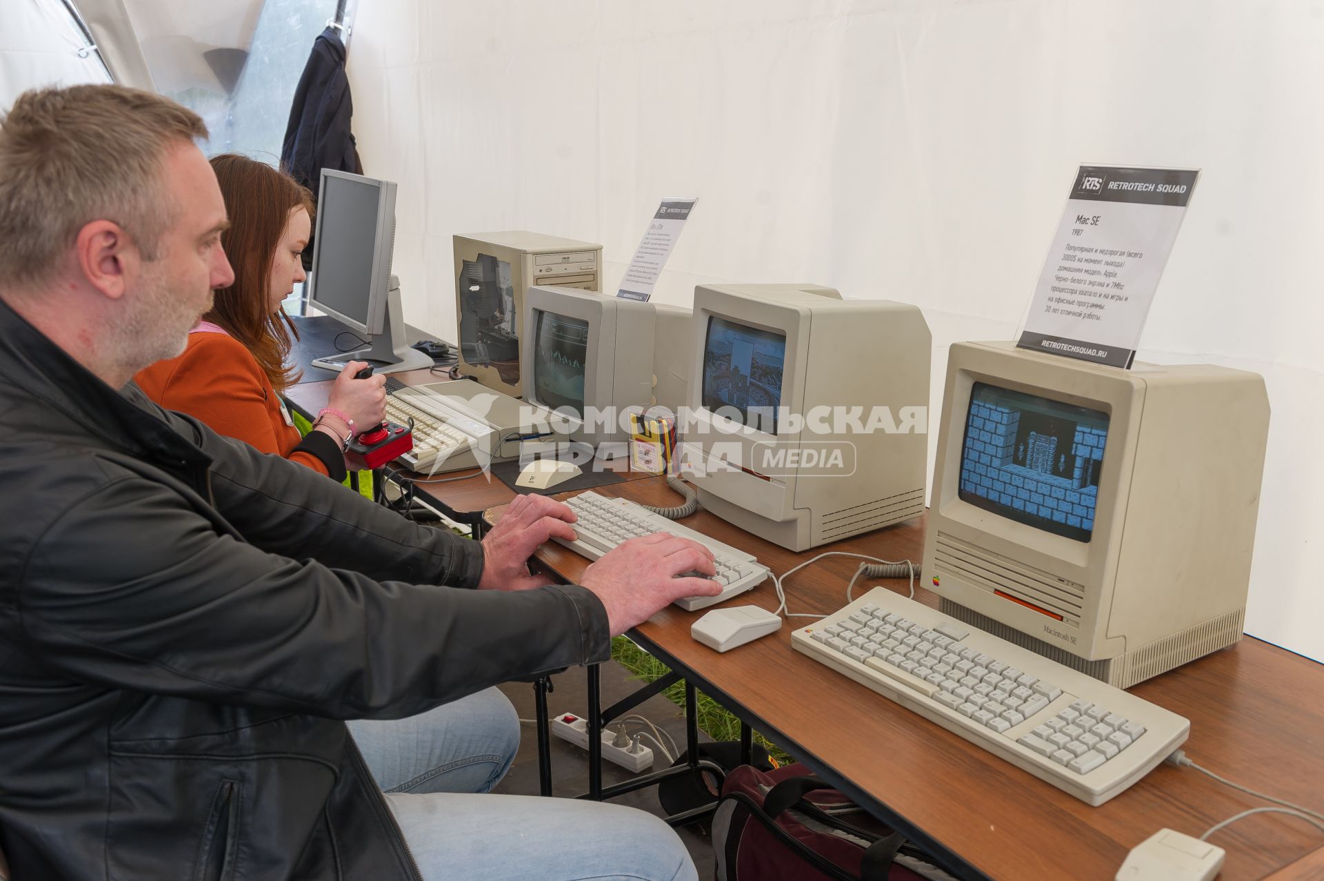 Санкт-Петербург.  Мужчина за компьютером Mac SE  на научно-популярном   фестивале Geek Picnic в Пулковском парке.