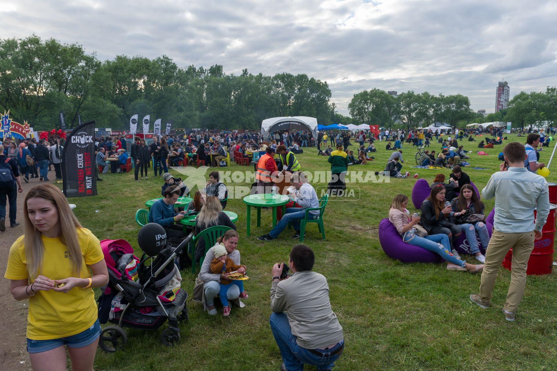 Санкт-Петербург.  Посетители научно-популярного  фестиваля Geek Picnic в Пулковском парке.