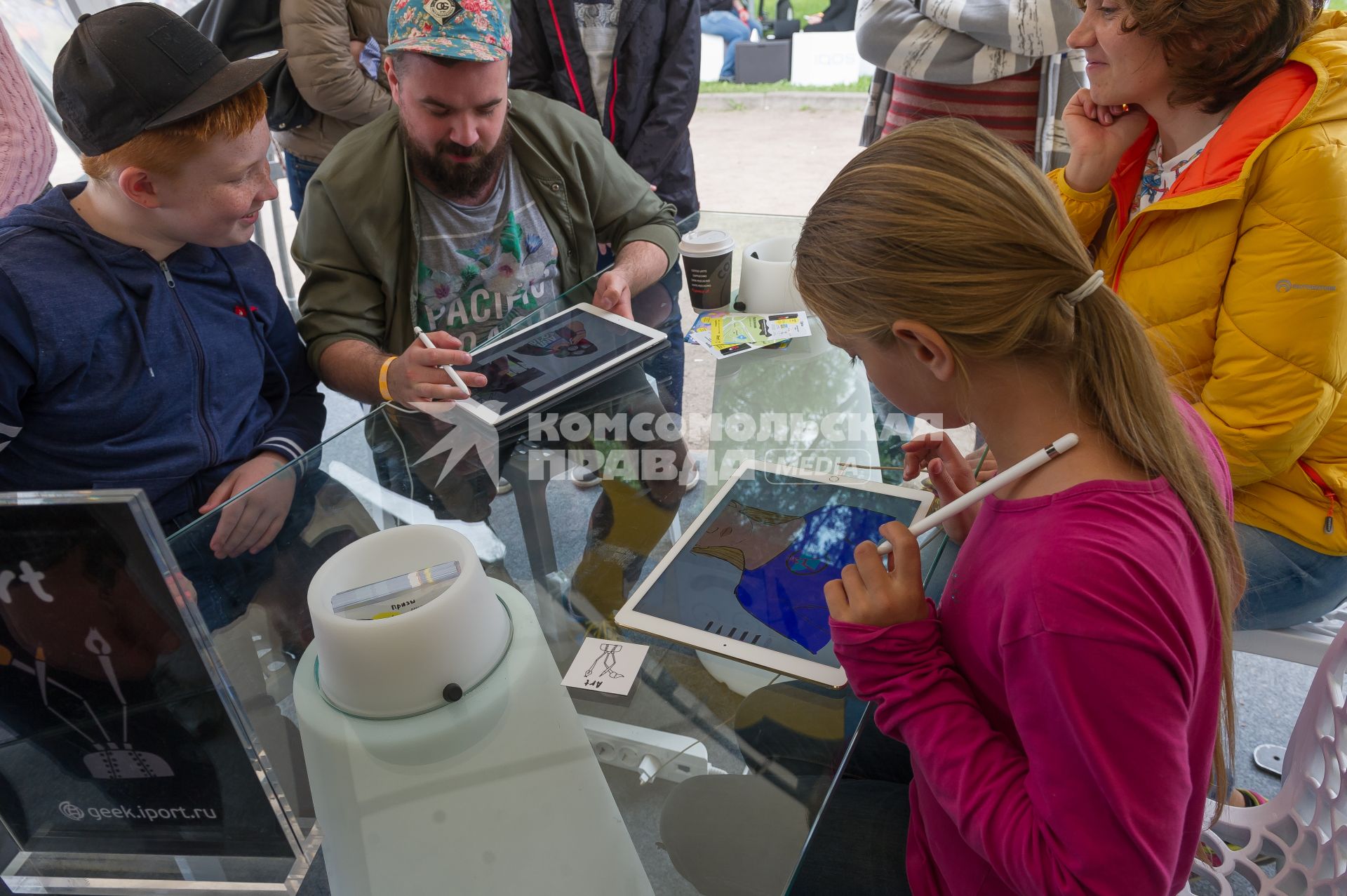 Санкт-Петербург. Посетители  на научно-популярном фестивале Geek Picnic в Пулковском парке.