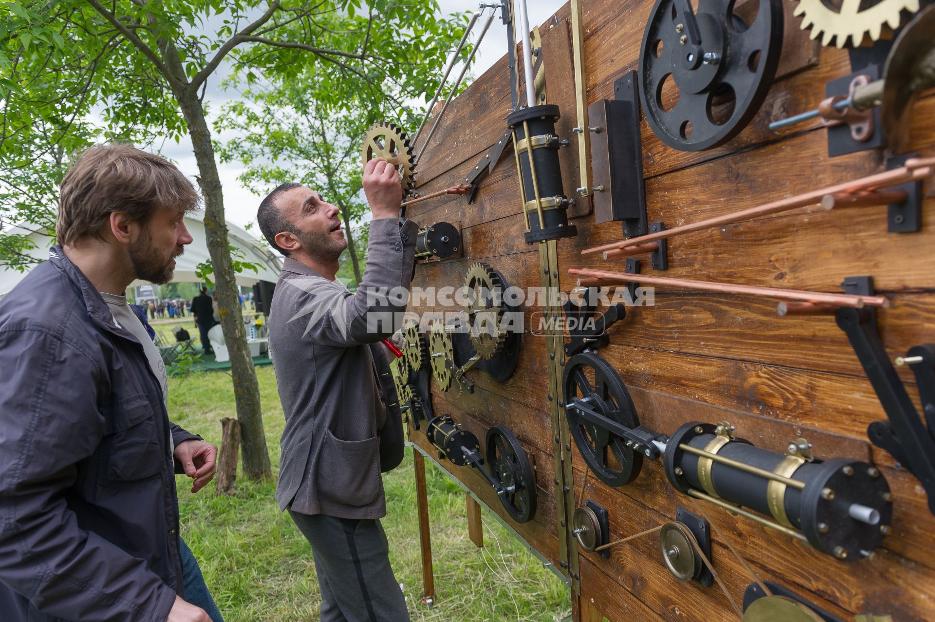 Санкт-Петербург.  Посетители  на научно-популярном фестивале Geek Picnic в Пулковском парке.