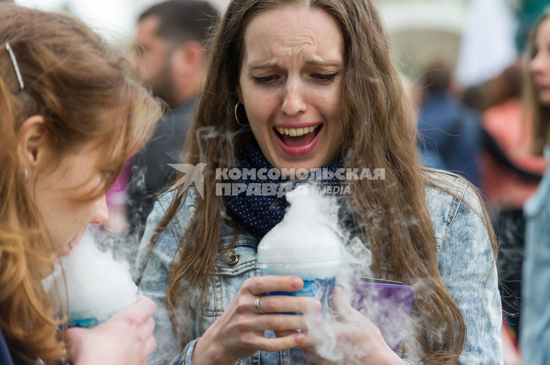 Санкт-Петербург.  Девушки держат в руках стаканчики с напитком  на научно-популярном  фестивале Geek Picnic в Пулковском парке.