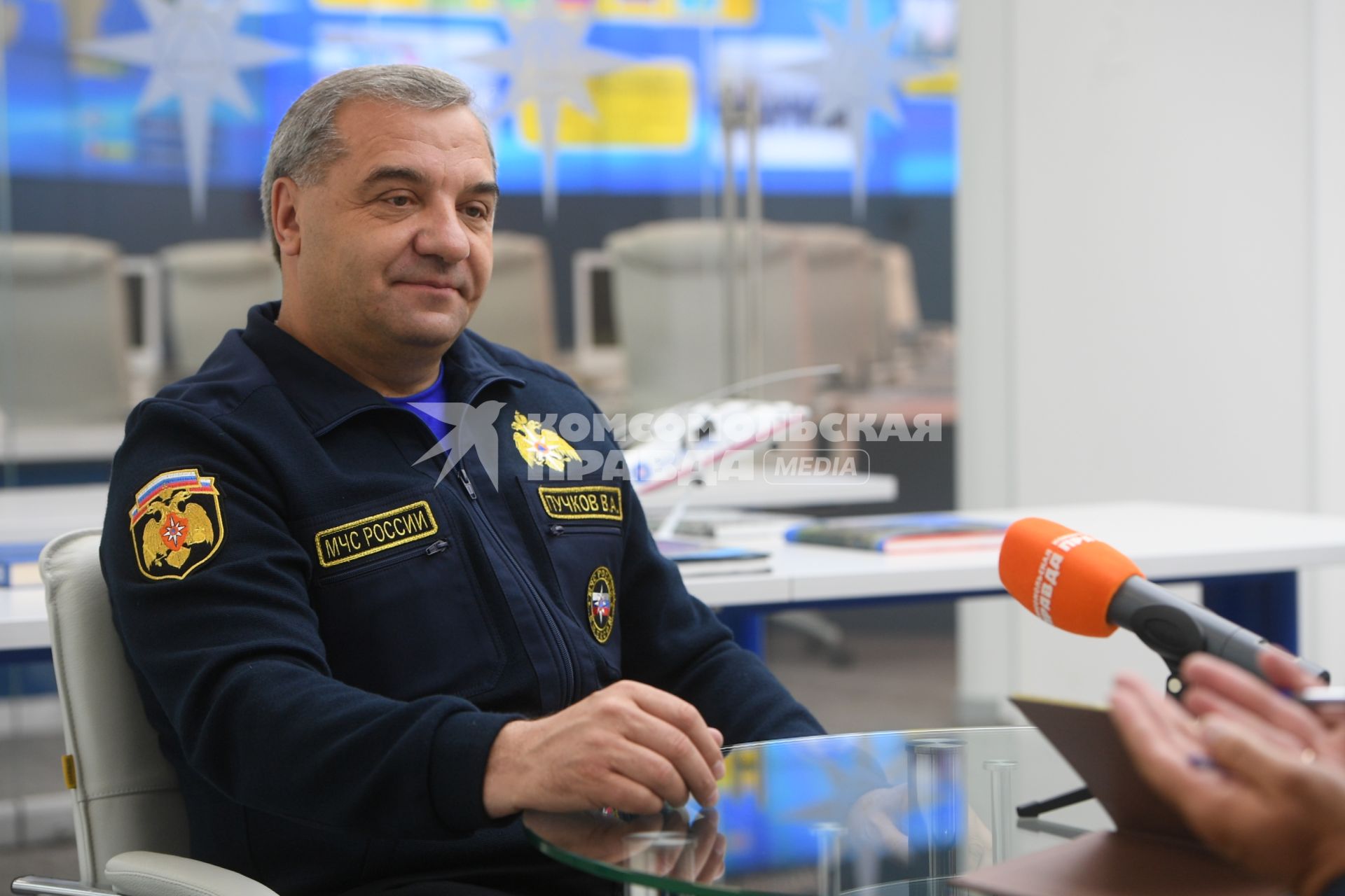 Москва. Министр РФ по делам гражданской обороны, чрезвычайным ситуациям и ликвидации последствий стихийных бедствий Владимир Пучков во время интервью  в Ситуационном центре МЧС.