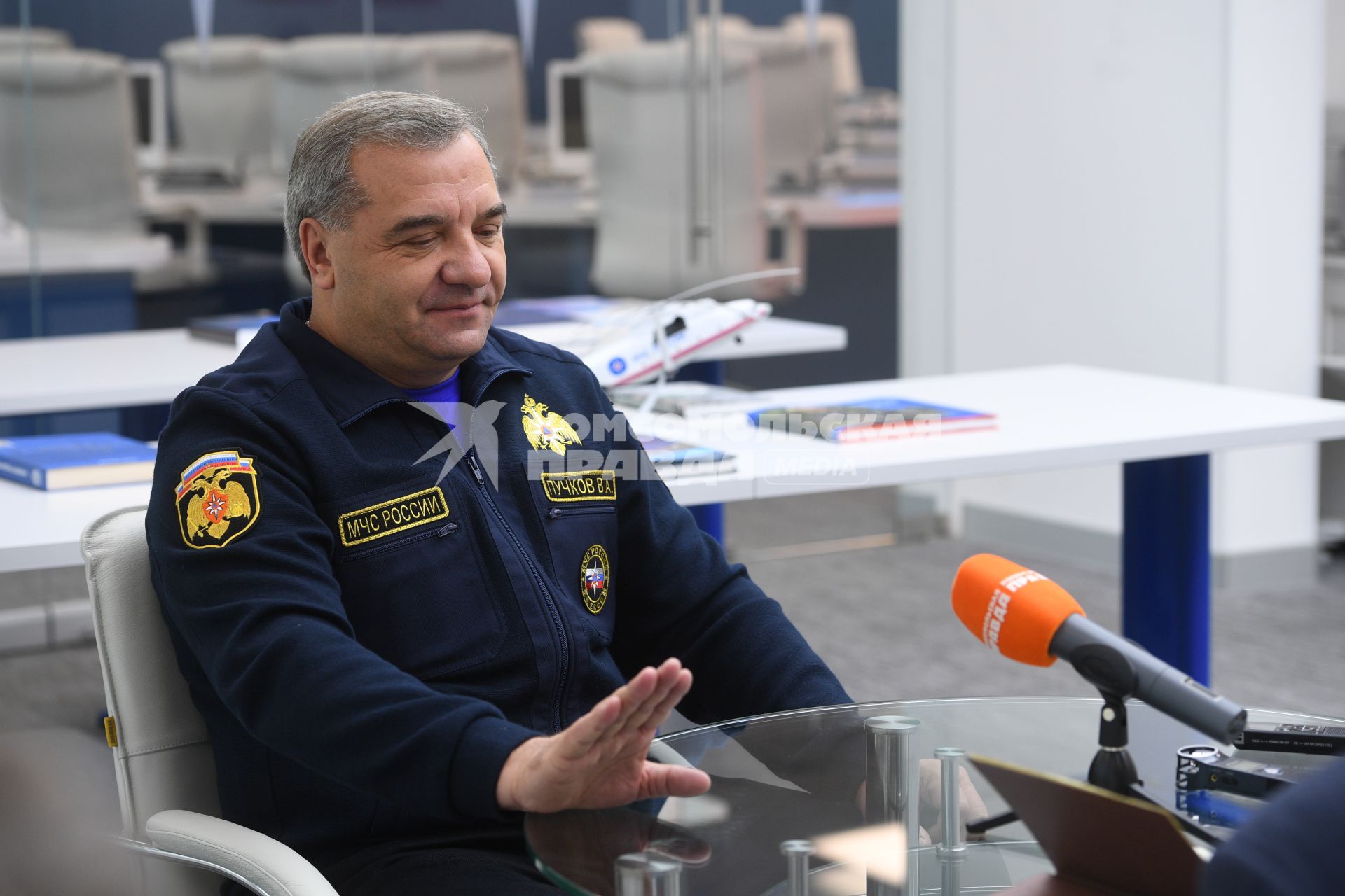 Москва. Министр РФ по делам гражданской обороны, чрезвычайным ситуациям и ликвидации последствий стихийных бедствий Владимир Пучков во время интервью  в Ситуационном центре МЧС.