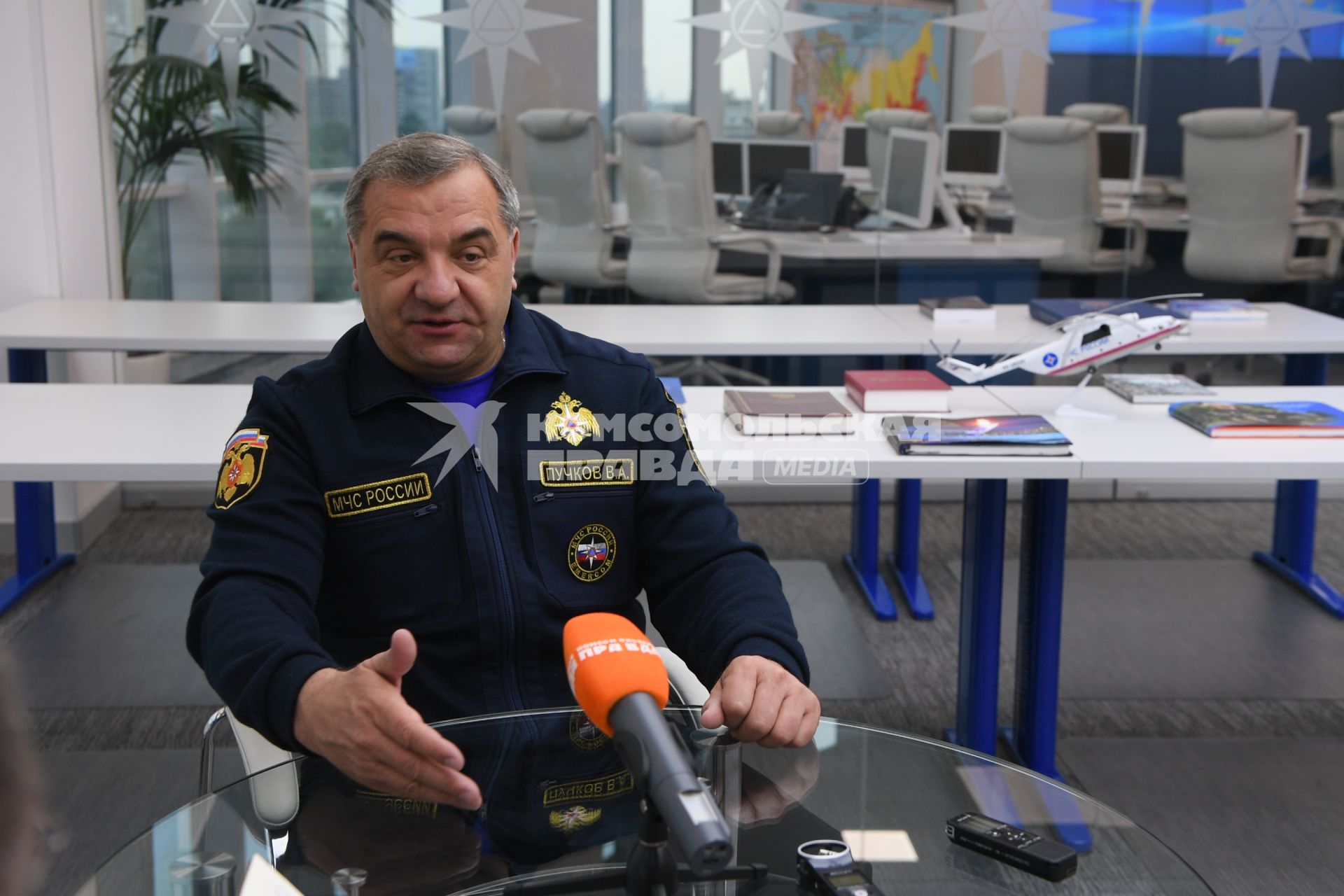 Москва. Министр РФ по делам гражданской обороны, чрезвычайным ситуациям и ликвидации последствий стихийных бедствий Владимир Пучков во время интервью  в Ситуационном центре МЧС.