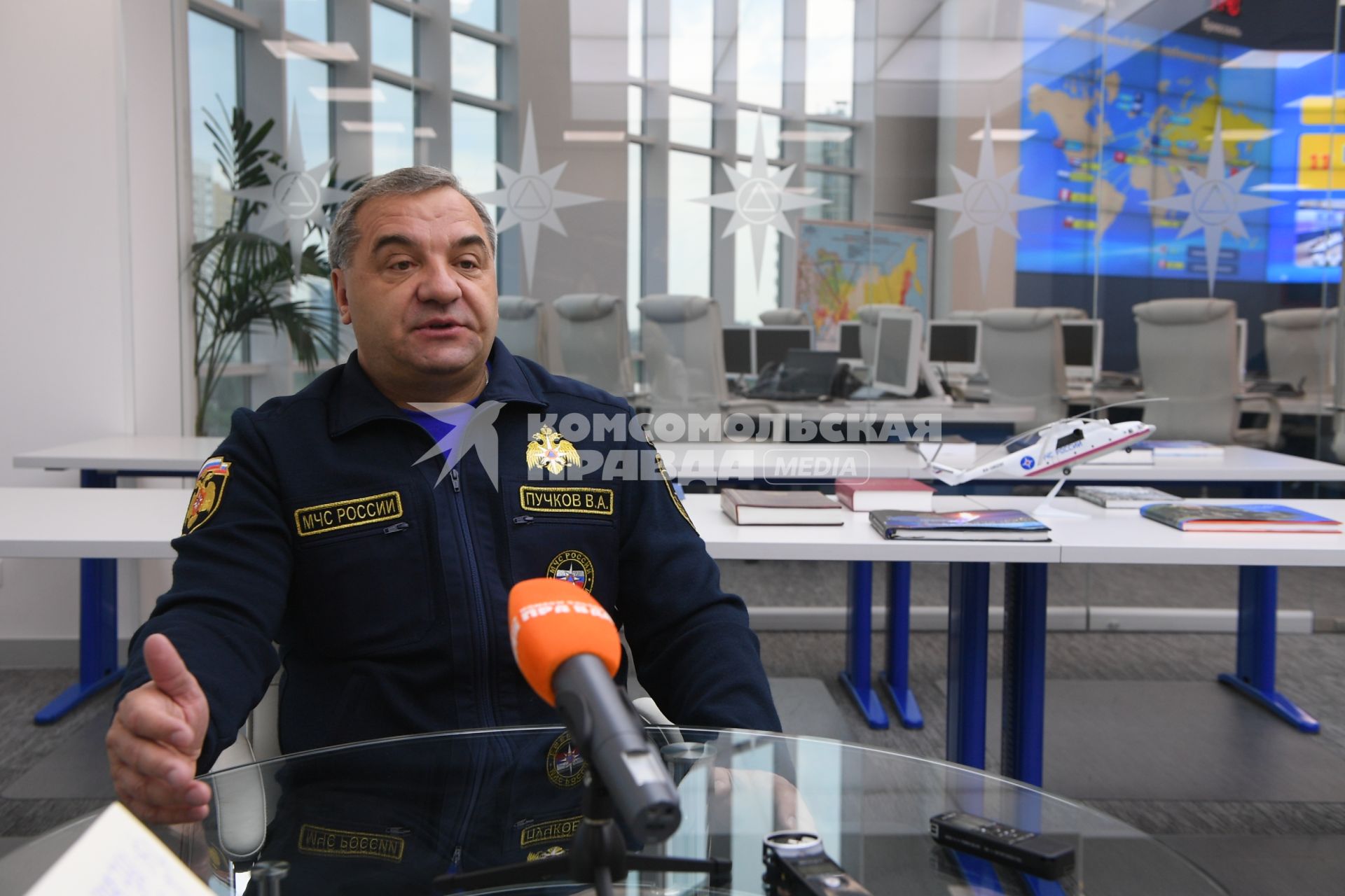 Москва. Министр РФ по делам гражданской обороны, чрезвычайным ситуациям и ликвидации последствий стихийных бедствий Владимир Пучков во время интервью  в Ситуационном центре МЧС.