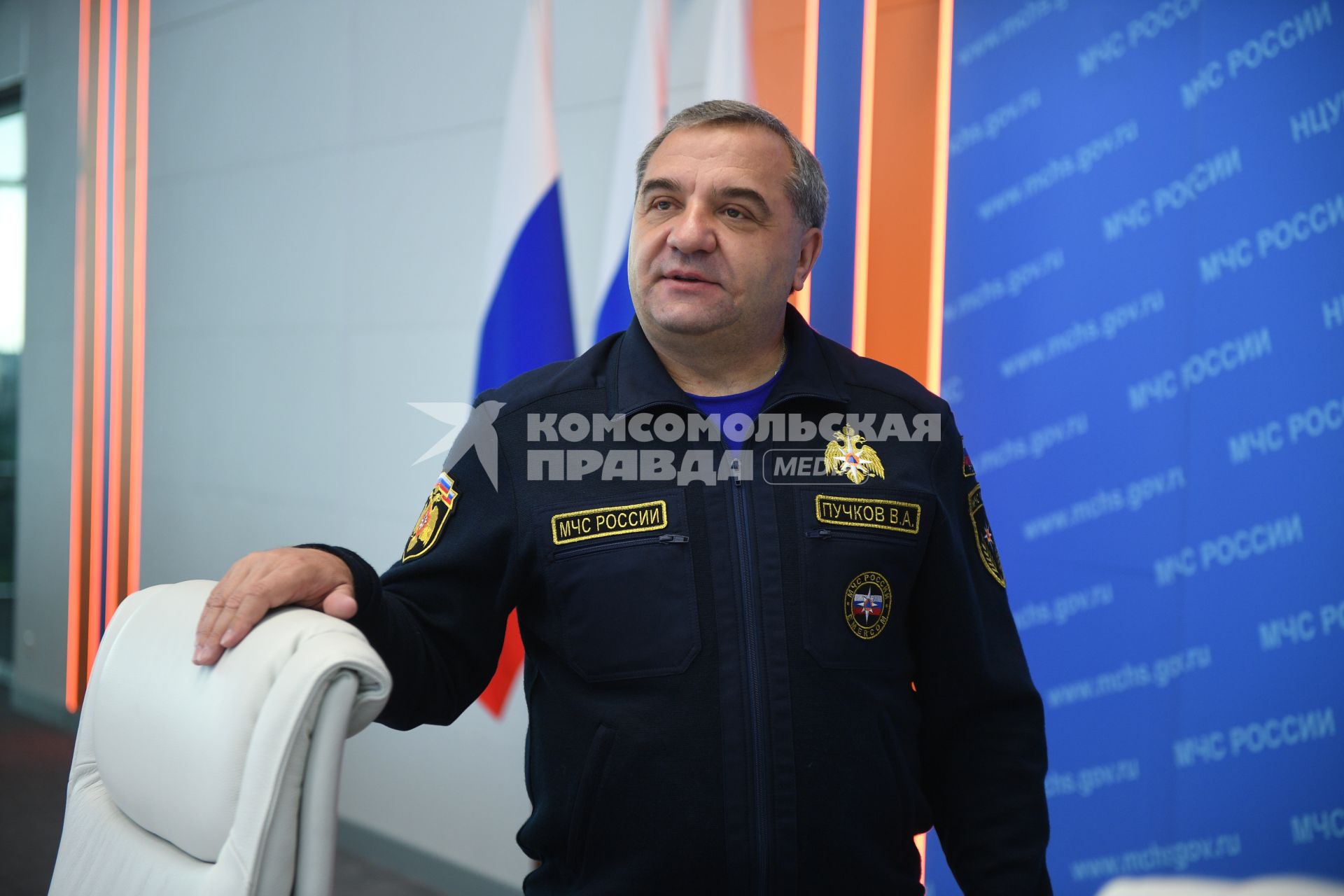 Москва. Министр РФ по делам гражданской обороны, чрезвычайным ситуациям и ликвидации последствий стихийных бедствий Владимир Пучков  в Ситуационном центре МЧС.