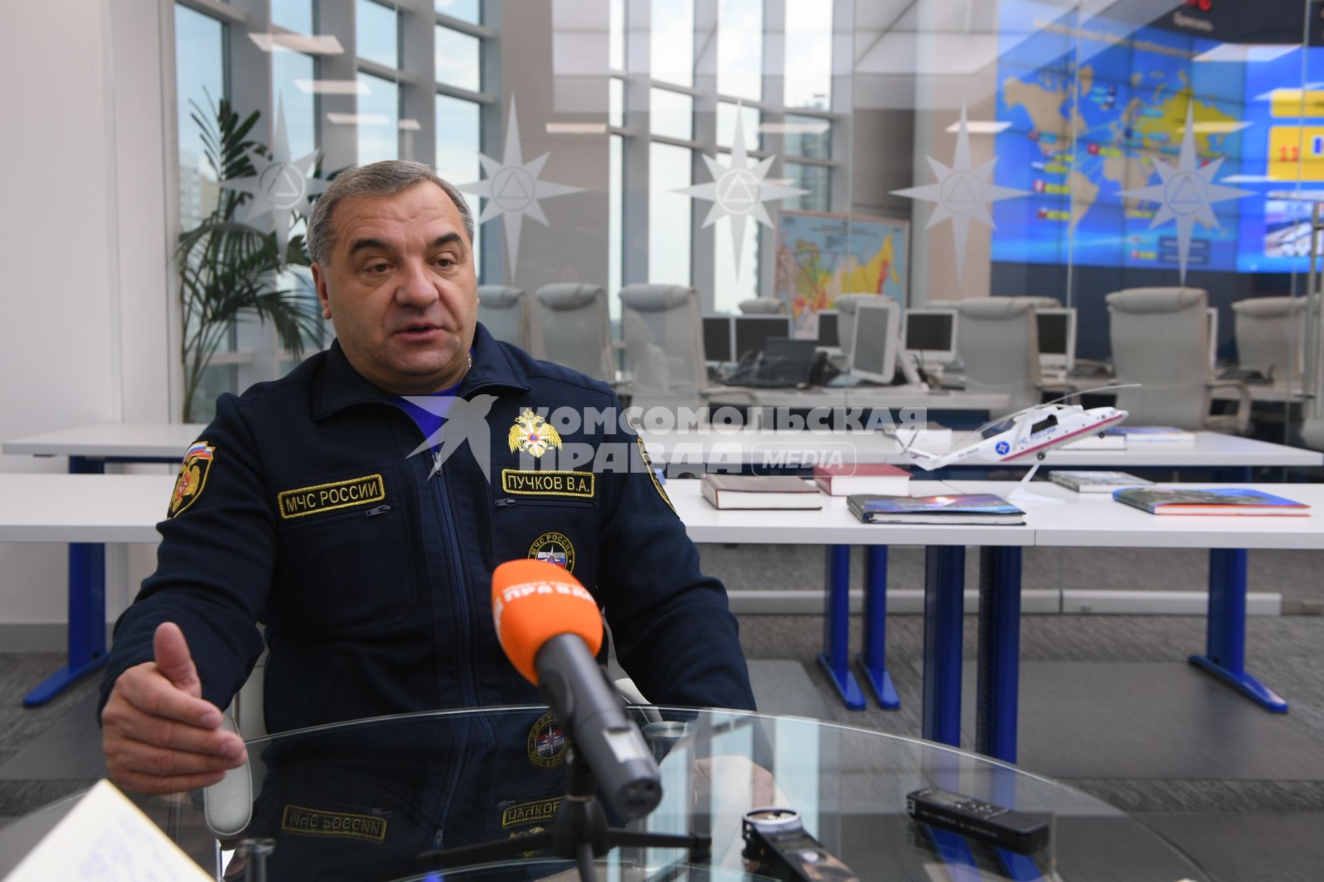 Москва. Министр РФ по делам гражданской обороны, чрезвычайным ситуациям и ликвидации последствий стихийных бедствий Владимир Пучков во время интервью  в Ситуационном центре МЧС.