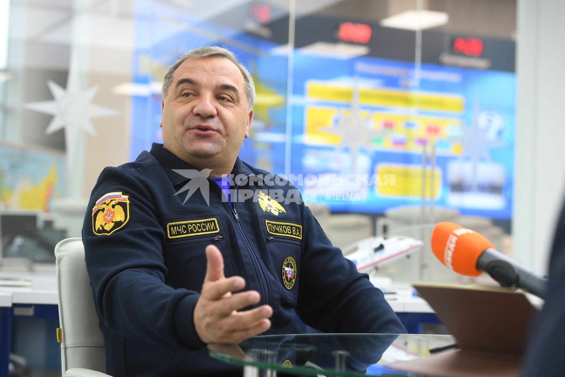 Москва. Министр РФ по делам гражданской обороны, чрезвычайным ситуациям и ликвидации последствий стихийных бедствий Владимир Пучков во время интервью  в Ситуационном центре МЧС.