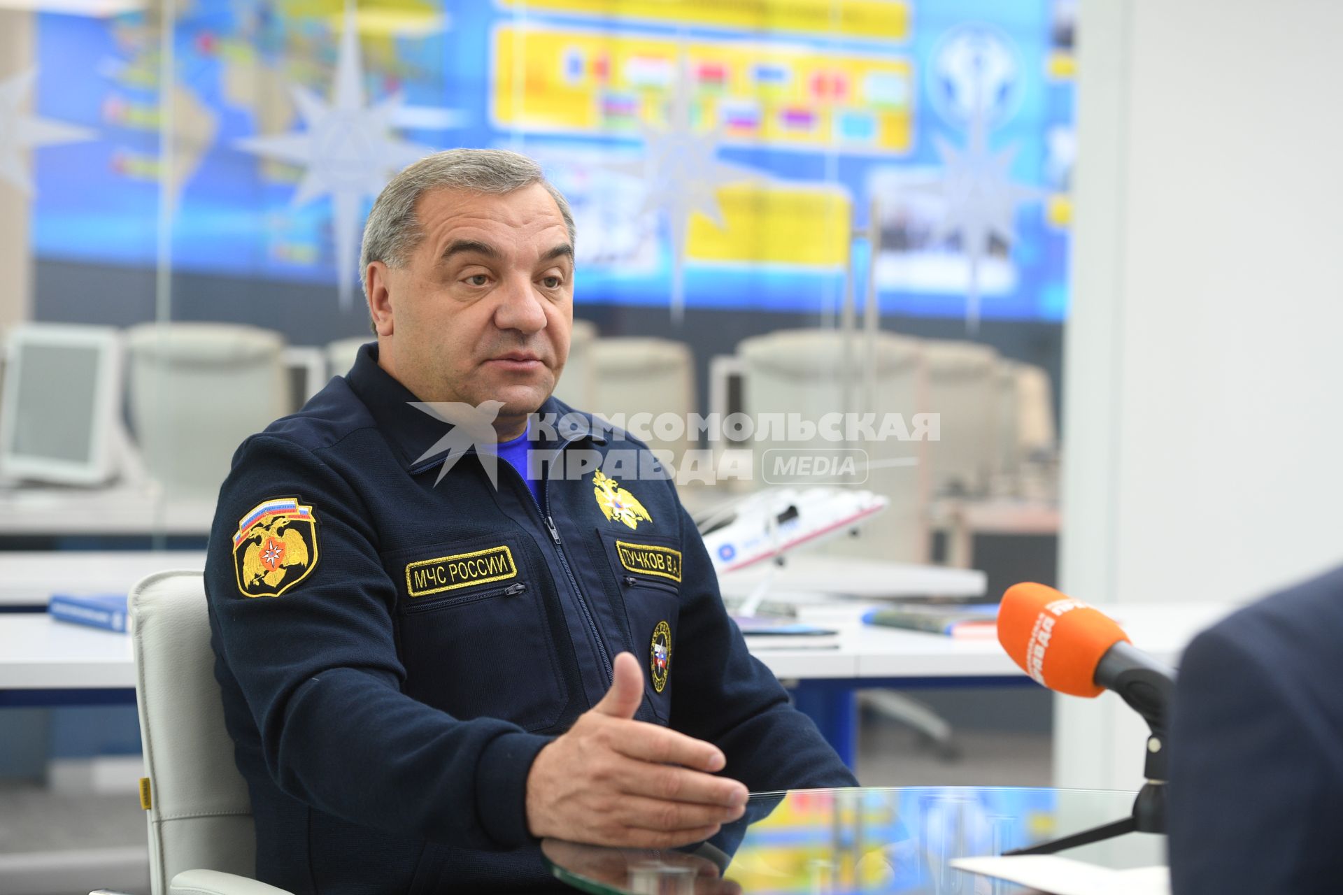 Москва. Министр РФ по делам гражданской обороны, чрезвычайным ситуациям и ликвидации последствий стихийных бедствий Владимир Пучков во время интервью  в Ситуационном центре МЧС.