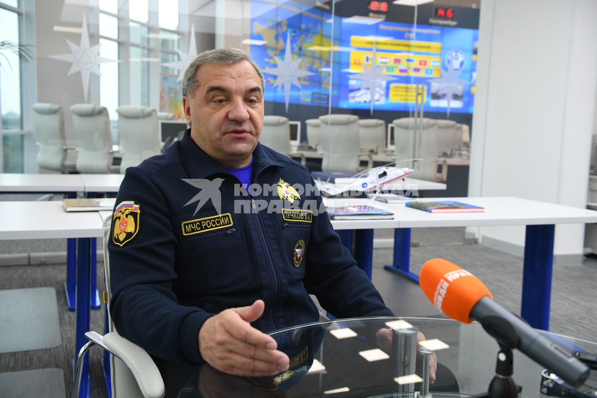Москва. Министр РФ по делам гражданской обороны, чрезвычайным ситуациям и ликвидации последствий стихийных бедствий Владимир Пучков во время интервью  в Ситуационном центре МЧС.