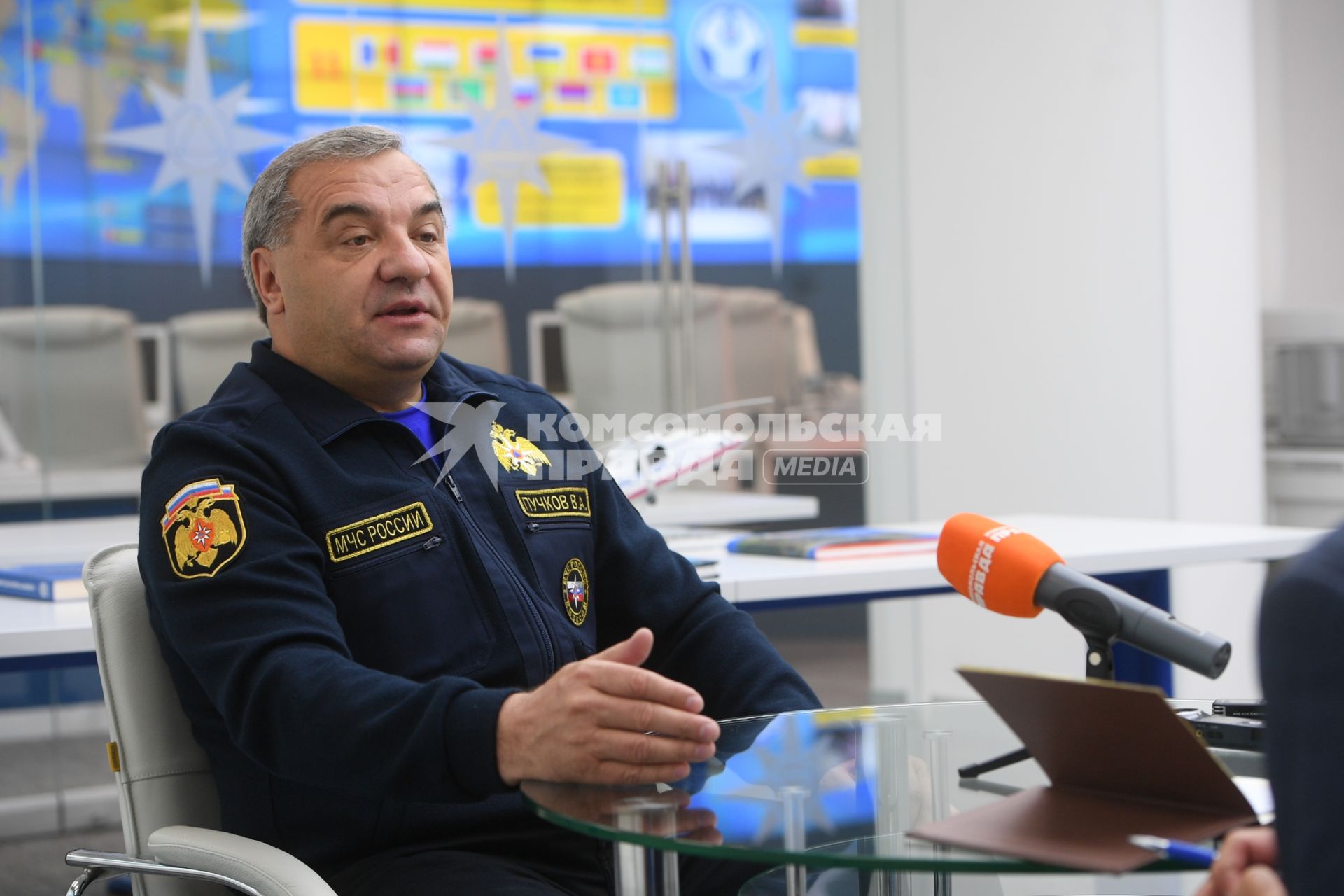Москва. Министр РФ по делам гражданской обороны, чрезвычайным ситуациям и ликвидации последствий стихийных бедствий Владимир Пучков во время интервью  в Ситуационном центре МЧС.