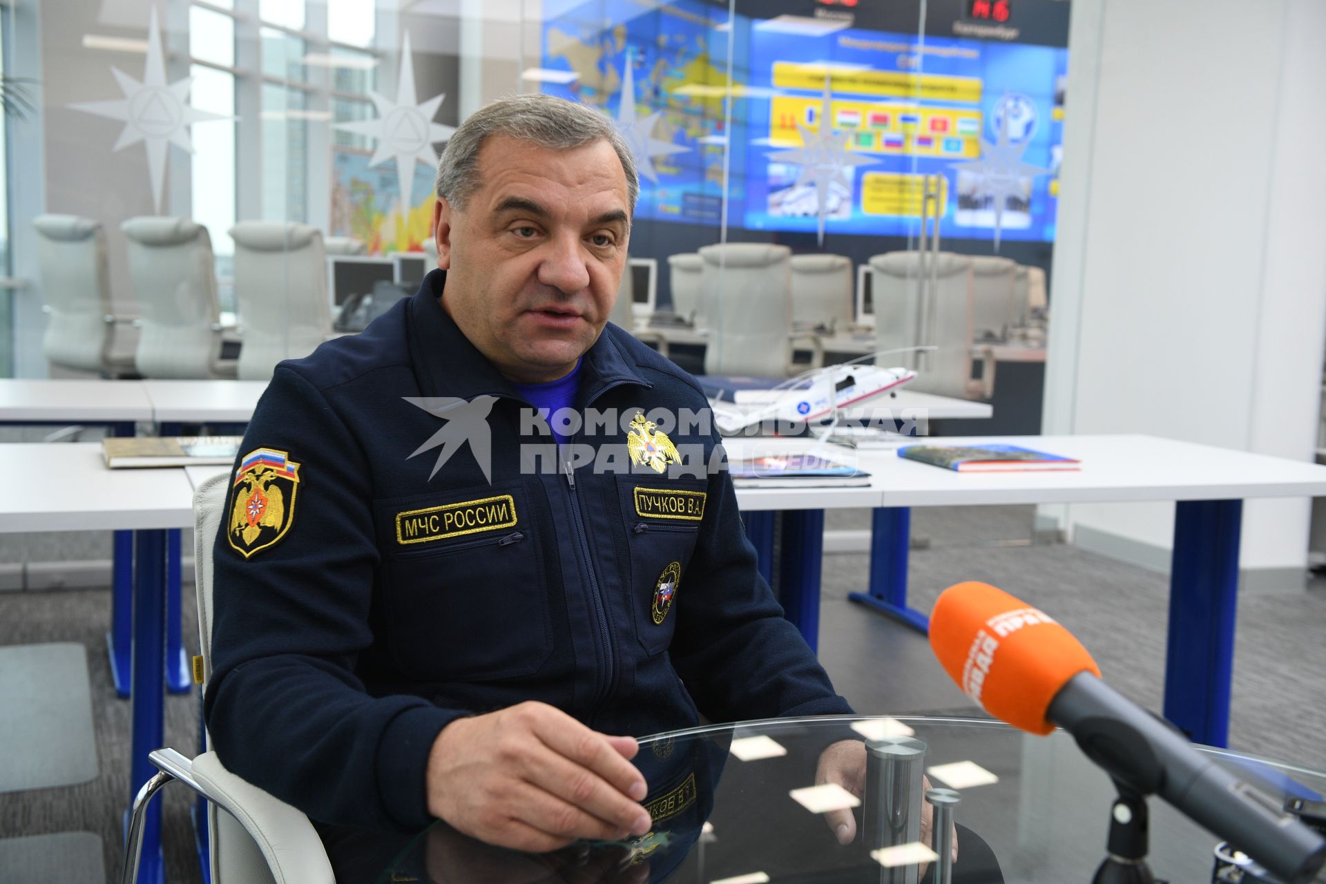 Москва. Министр РФ по делам гражданской обороны, чрезвычайным ситуациям и ликвидации последствий стихийных бедствий Владимир Пучков во время интервью  в Ситуационном центре МЧС.