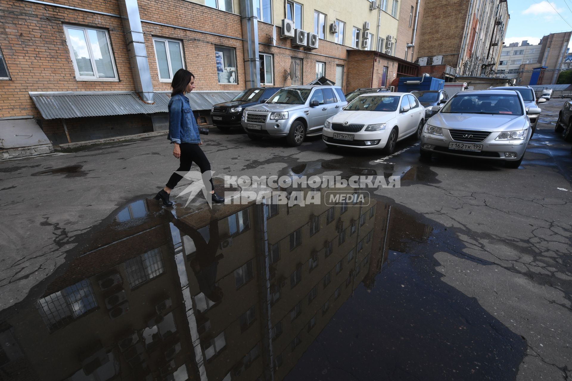 Москва. Девушка  обходит лужу.