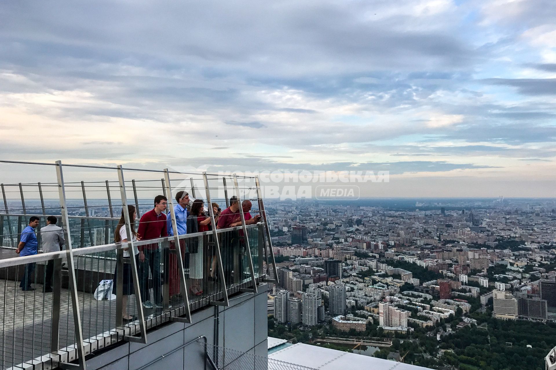 Москва.  Посетители на смотровой площадке башни `Око ` делового центра   ` Москва -Сити`.