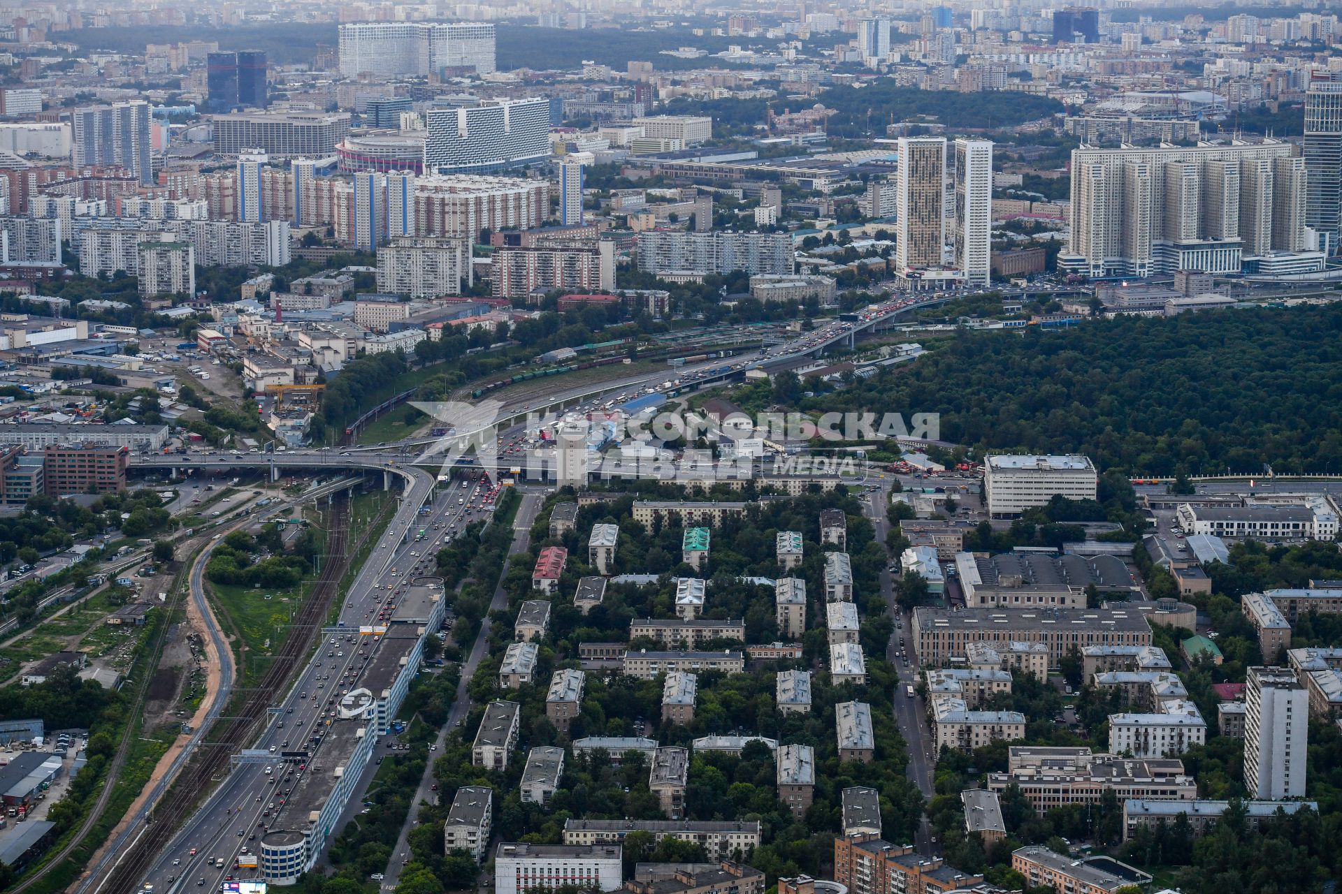 Москва.  Вид на пятиэтажки с башен  делового центра `Москва-Сити`.