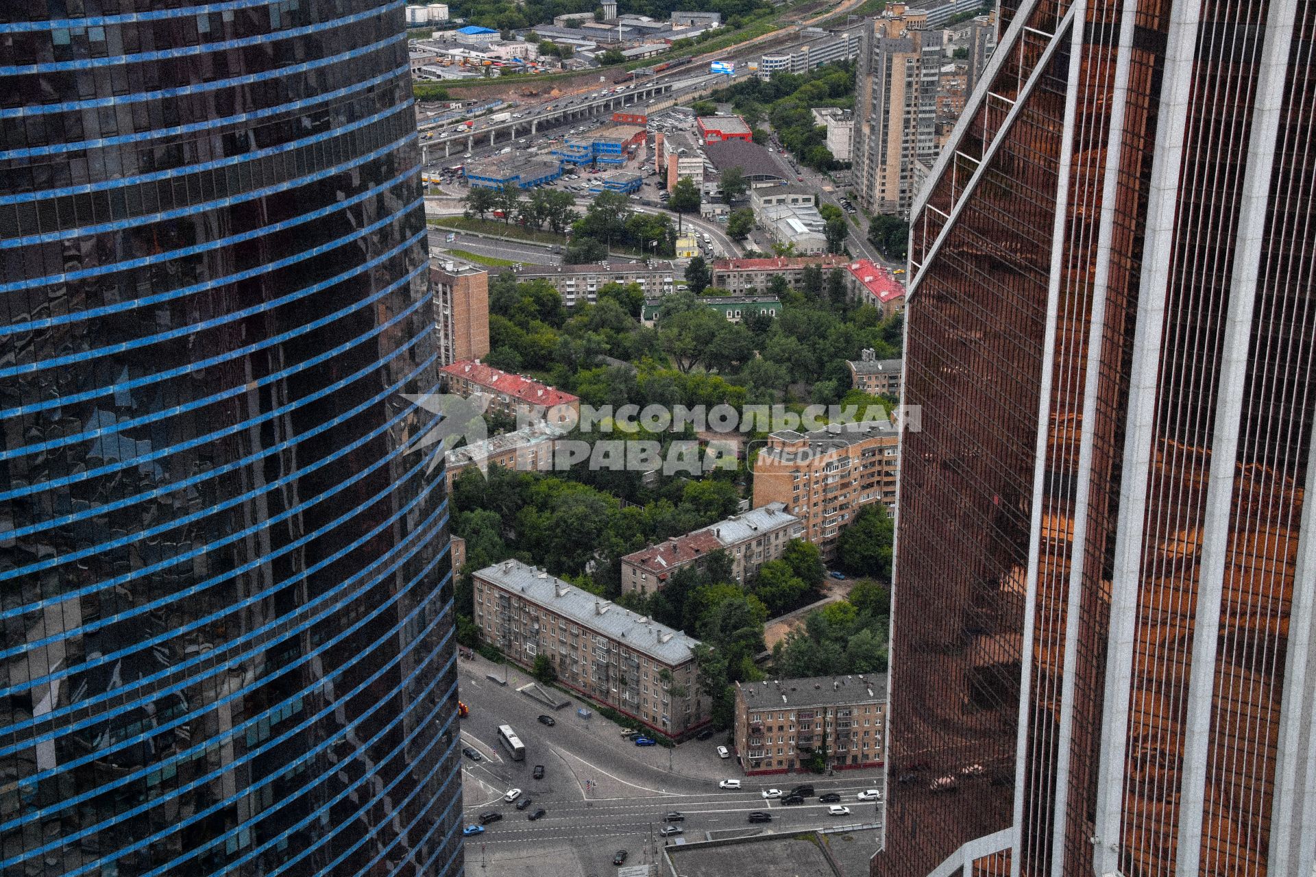 Москва.  Вид на пятиэтажки с башен  делового центра `Москва-Сити`.