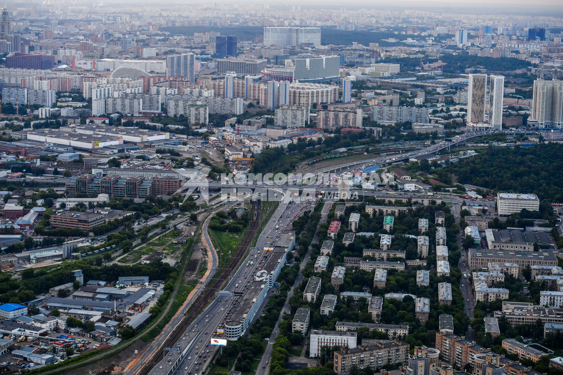 Москва.  Вид на пятиэтажки с башен  делового центра `Москва-Сити`.