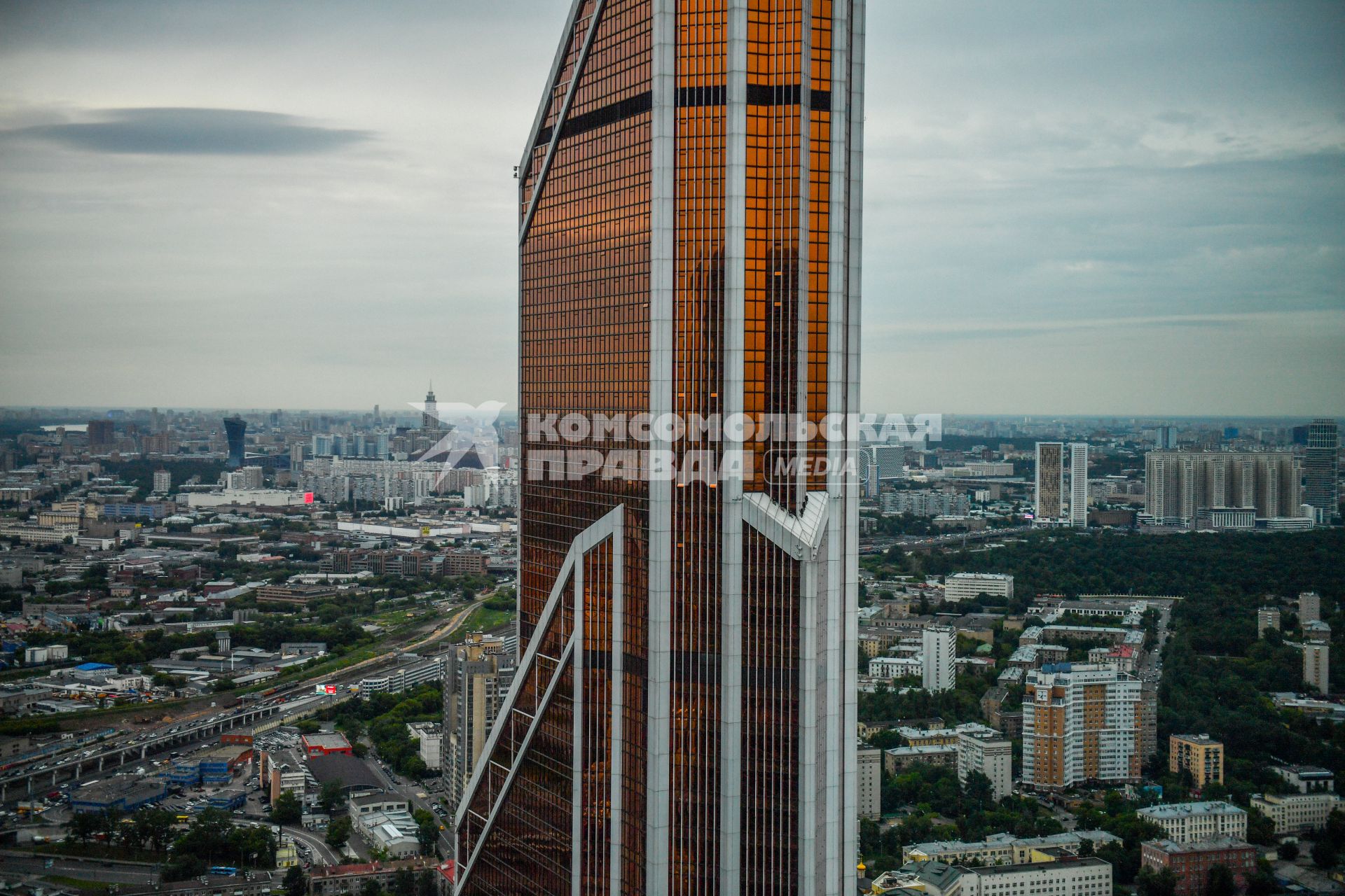 Москва.  Вид на город с башен  делового центра `Москва-Сити`.