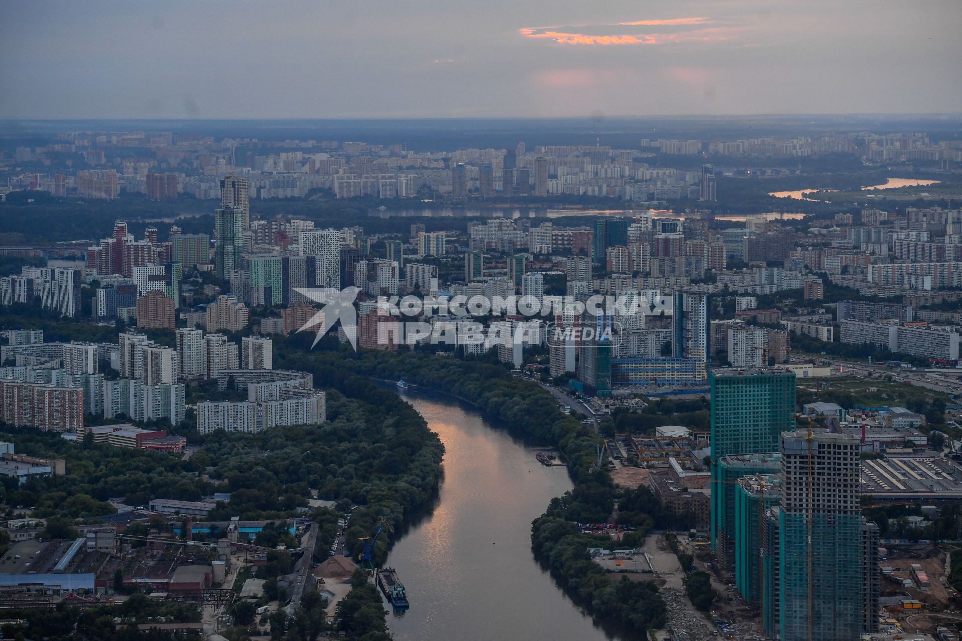 Москва.  Панорамный вид на город с башен  делового центра `Москва-Сити`.