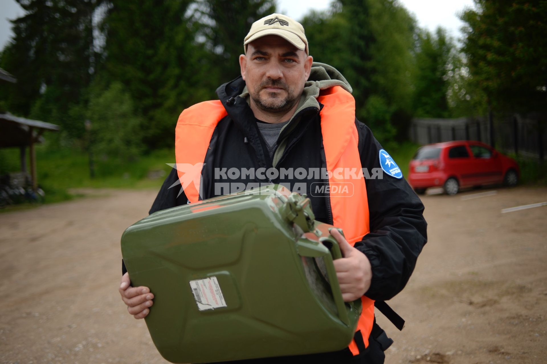 Московская область. Корреспондент `Комсомольской правды` Дмитрий Стешин во время подготовки к лодочной экспедиции по Волге.