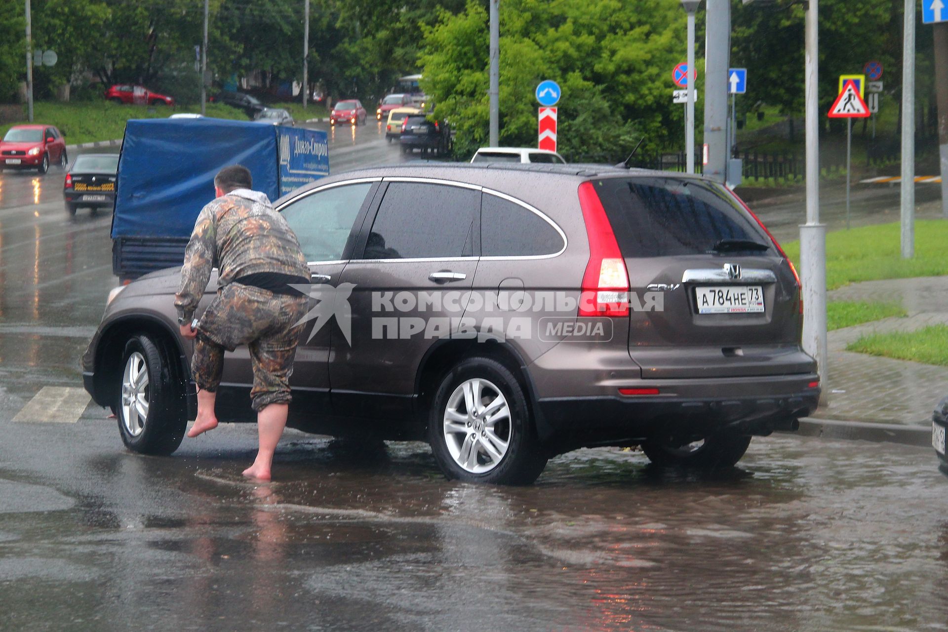 Нижний Новгород.  Последствия сильного дождя на улицах города.