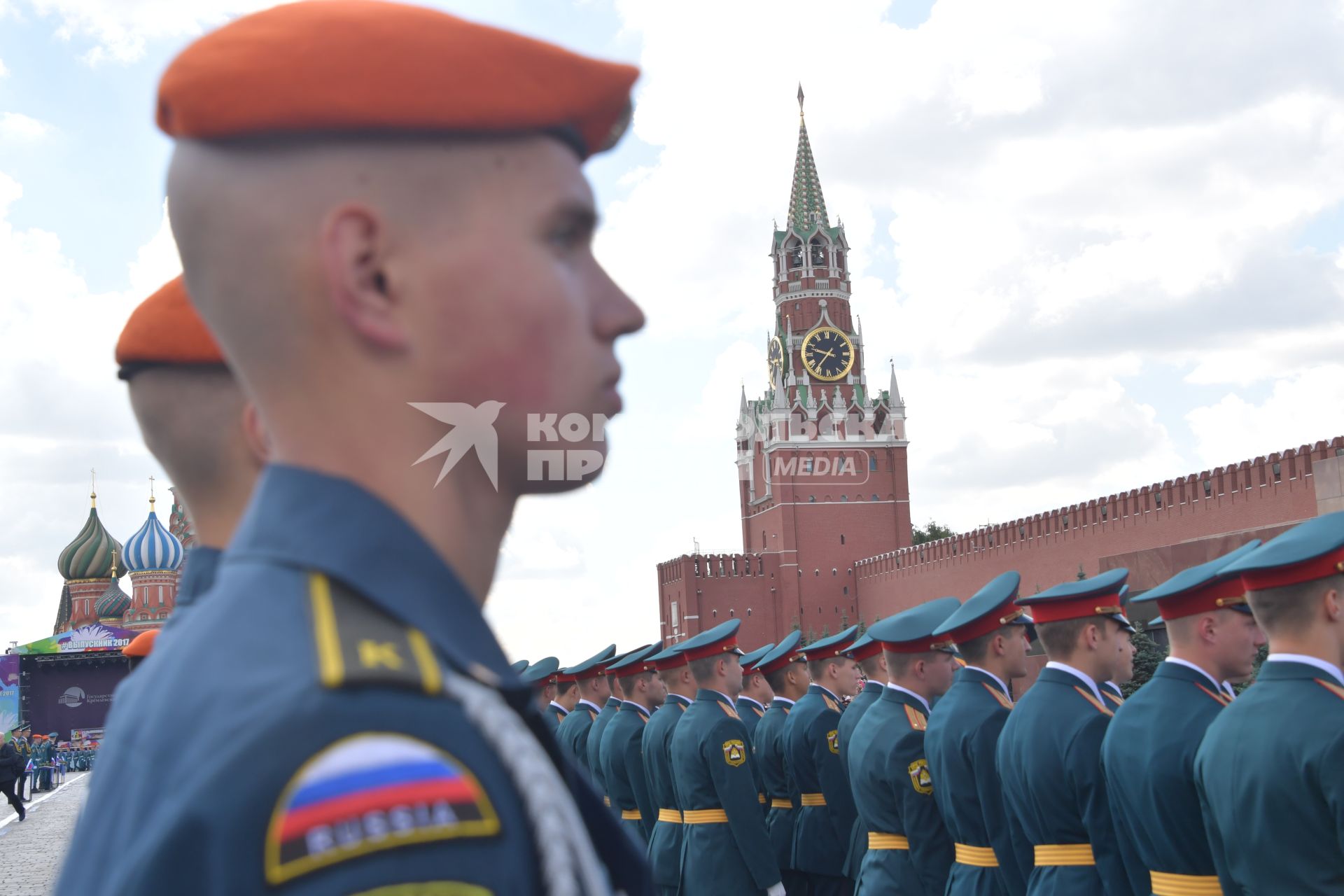 Москва. Торжественная церемония , посвященная выпуску курсантов и кадетов вузов МЧС России на Красной площади.