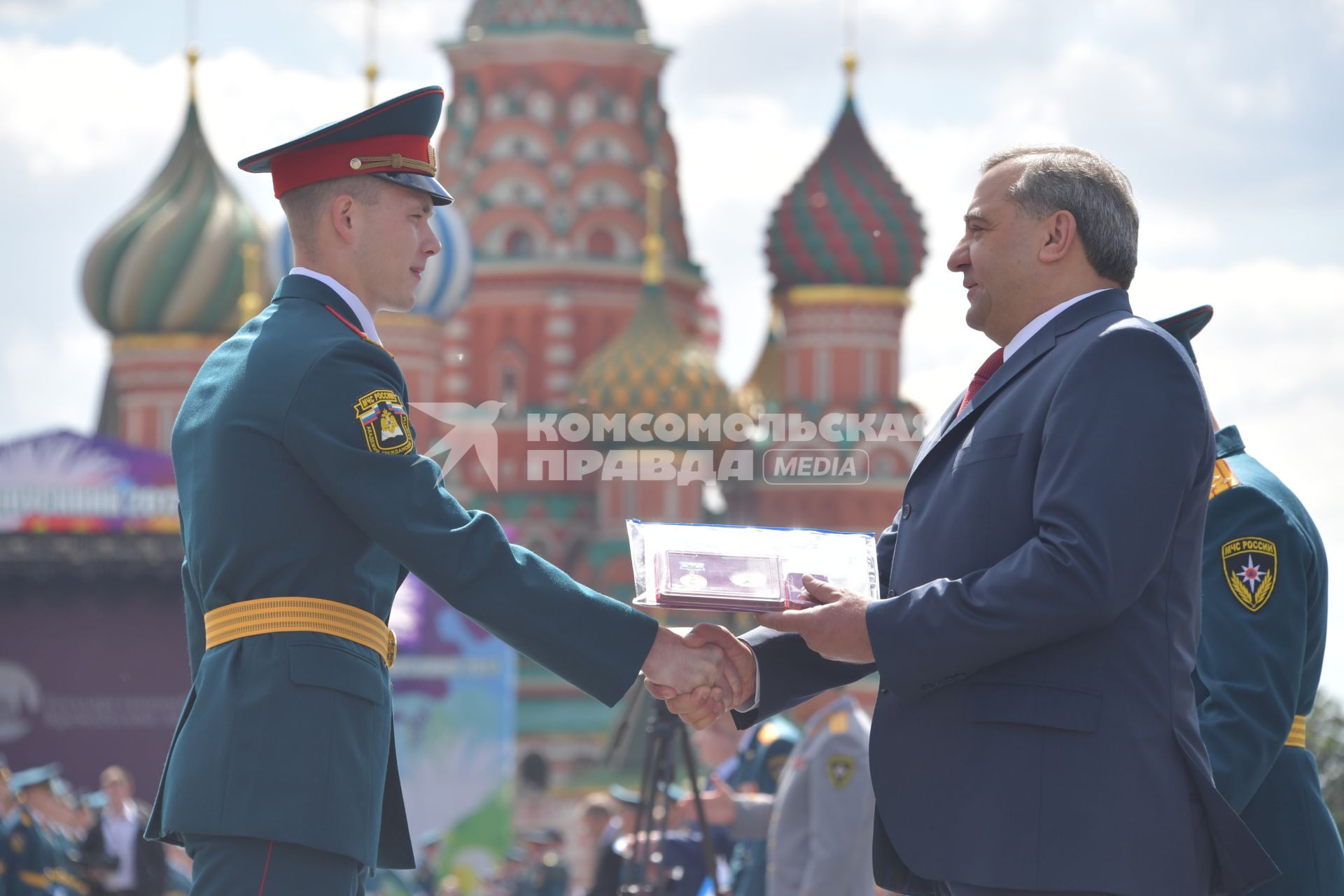 Москва.  Министр РФ по делам гражданской обороны, чрезвычайным ситуациям и ликвидации последствий  стихийных бедствий Владимир Пучков  вручает дипломы выпускникам Академии гражданской защиты  на Красной площади.