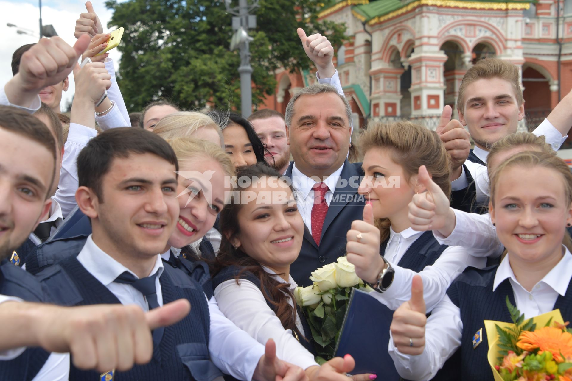 Москва.  Министр РФ по делам гражданской обороны, чрезвычайным ситуациям и ликвидации последствий  стихийных бедствий Владимир Пучков с выпускниками вузов МЧС России на Красной площади.