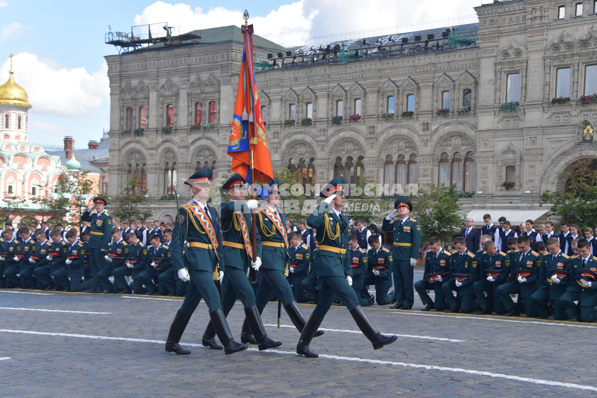 Москва. Торжественная церемония , посвященная выпуску курсантов и кадетов вузов МЧС России на Красной площади.