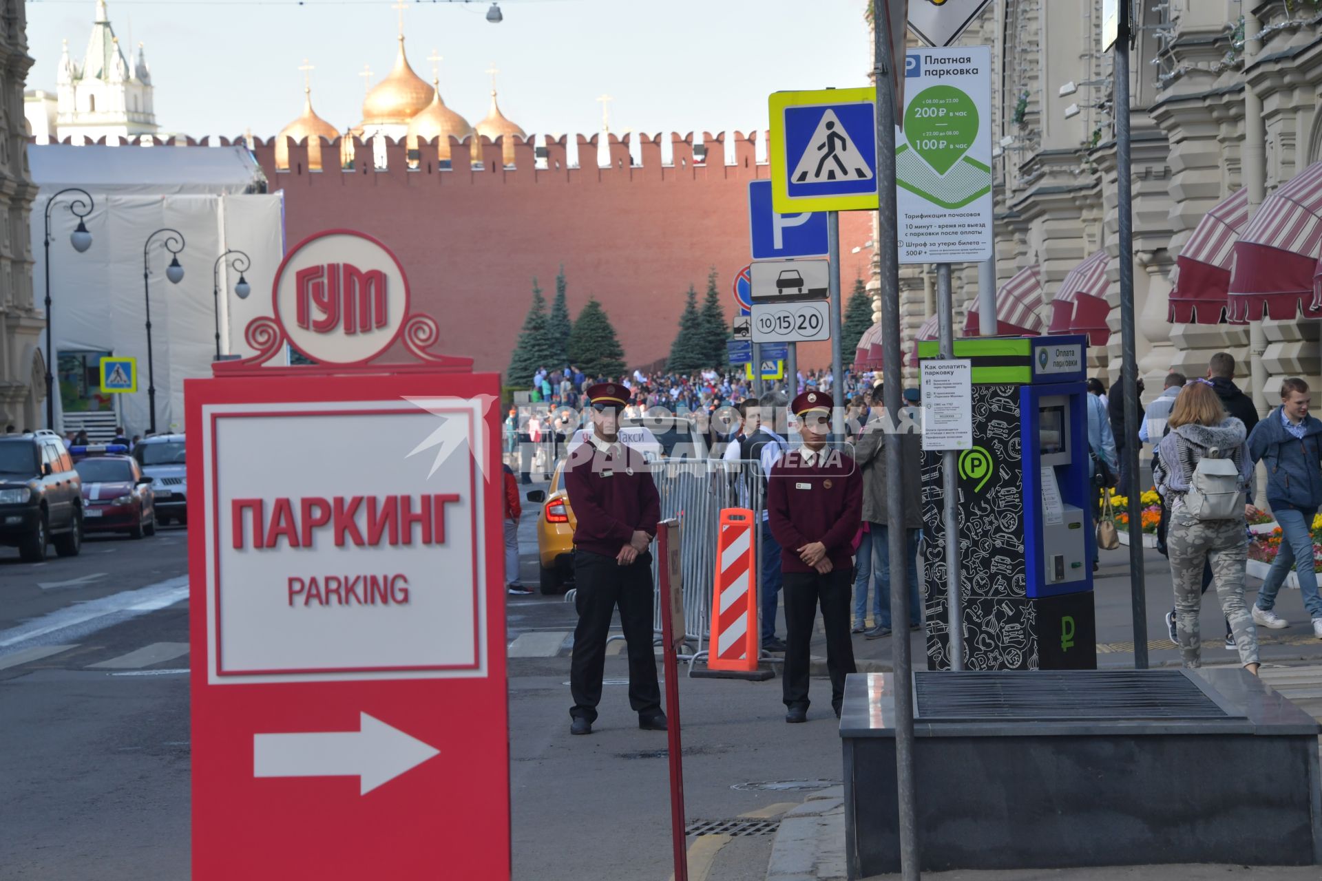 Москва.  Паркинг на улице Ильинка  у ГУМа.