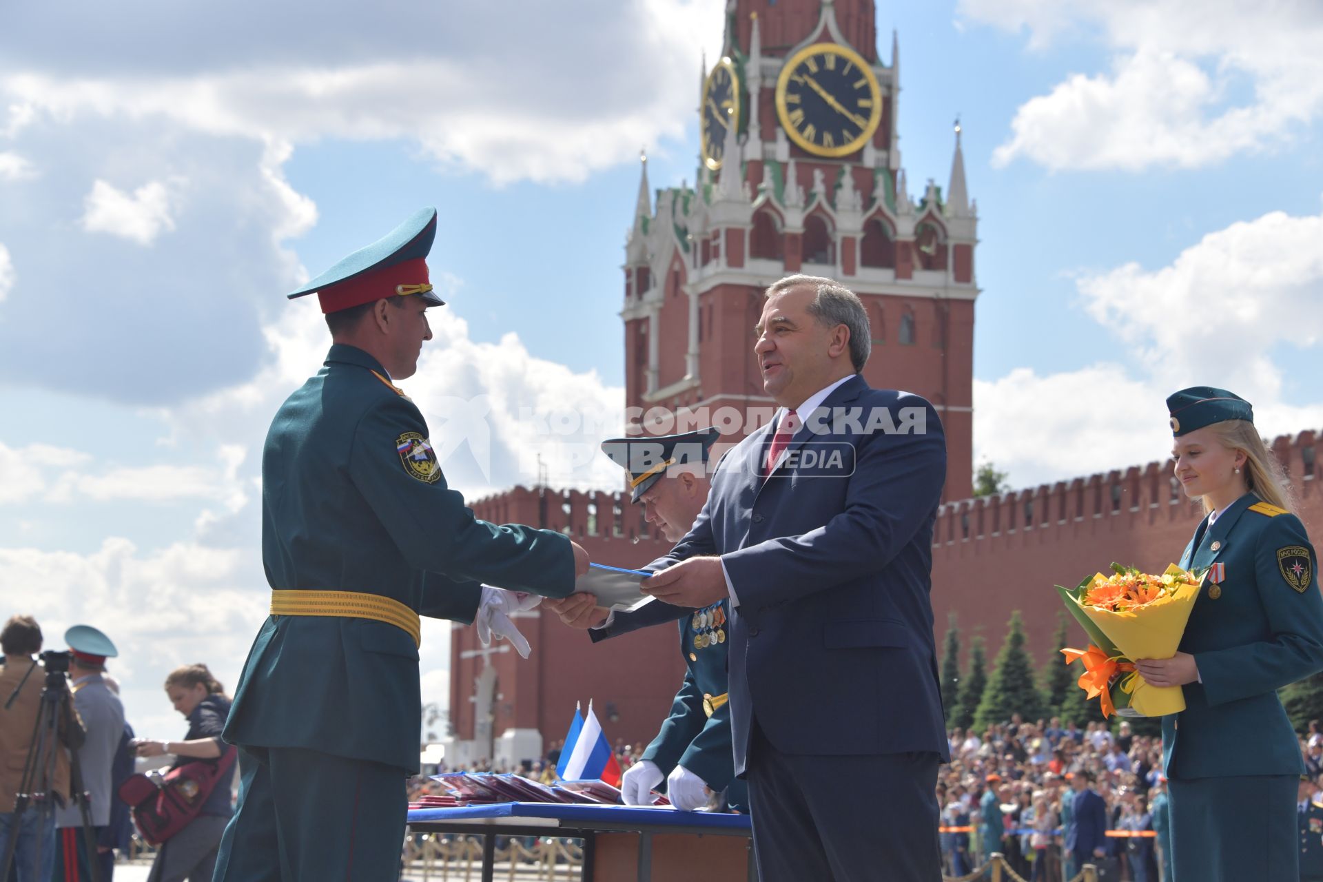 Москва.  Министр РФ по делам гражданской обороны, чрезвычайным ситуациям и ликвидации последствий  стихийных бедствий Владимир Пучков  вручает дипломы выпускникам Академии гражданской защиты  на Красной площади.