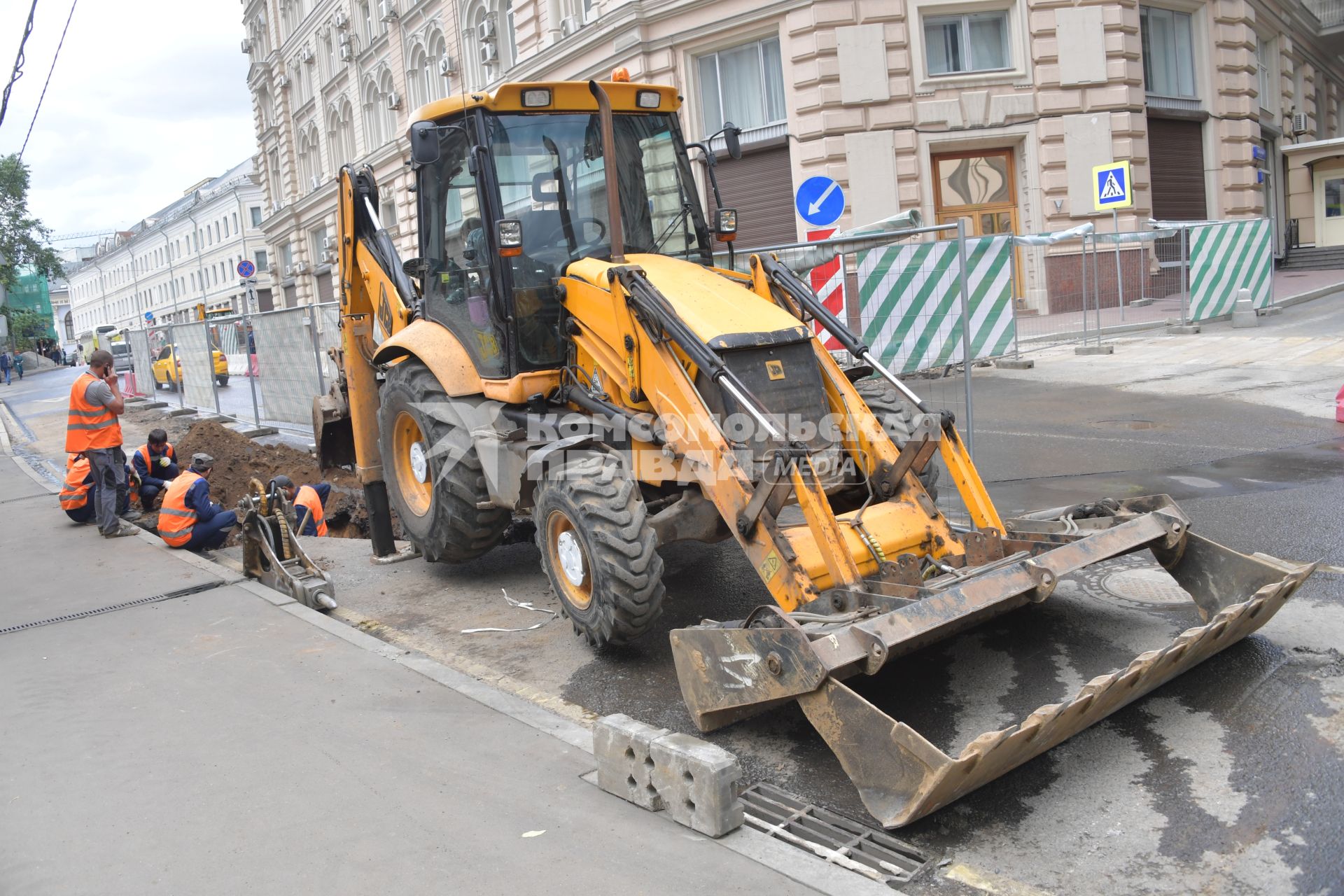 Москва.  Ремонтные работы в Ипатьевском переулке.