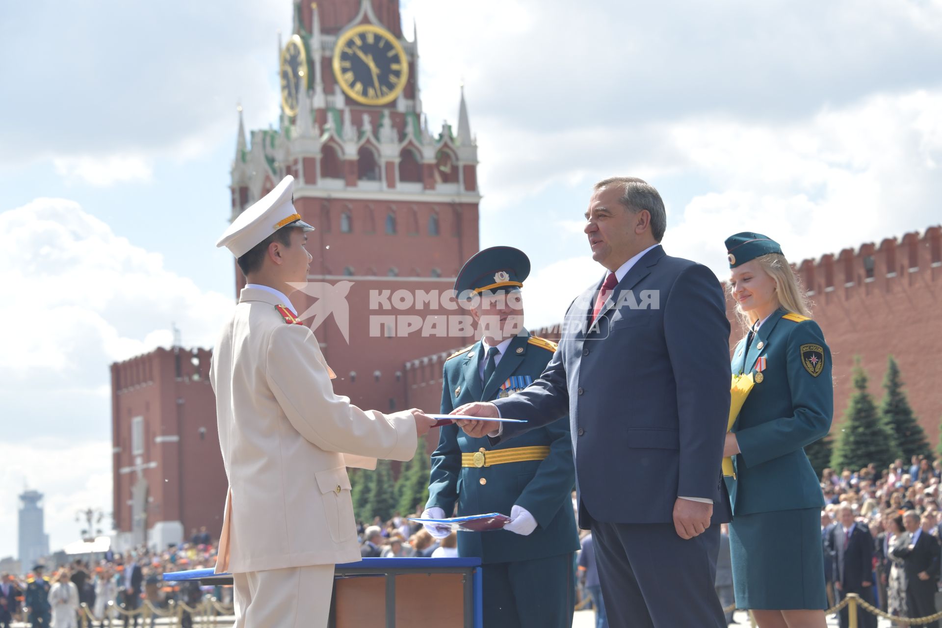 Москва.  Министр РФ по делам гражданской обороны, чрезвычайным ситуациям и ликвидации последствий  стихийных бедствий Владимир Пучков  вручает дипломы выпускникам Академии гражданской защиты  на Красной площади.