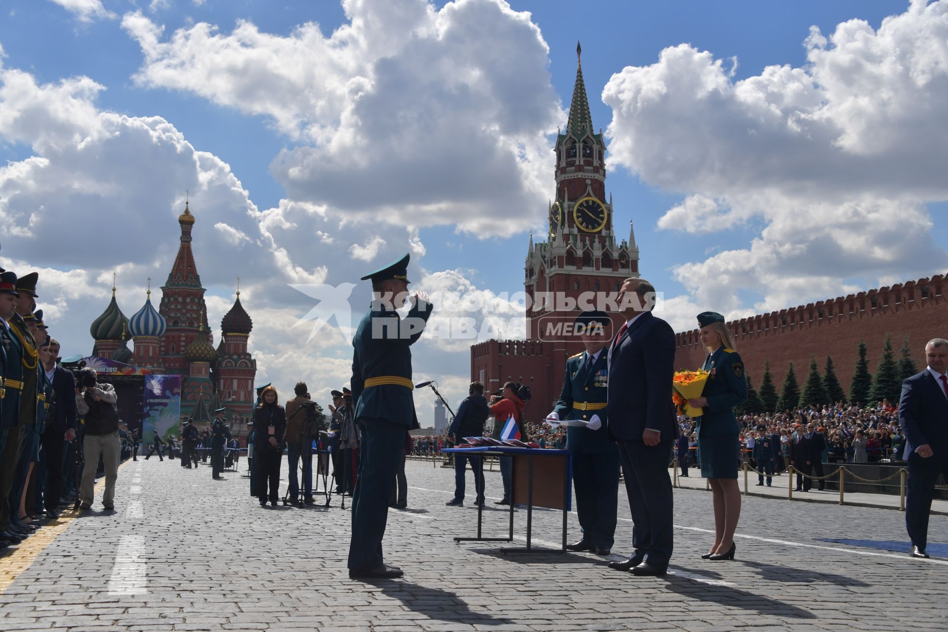 Москва.  Министр РФ по делам гражданской обороны, чрезвычайным ситуациям и ликвидации последствий  стихийных бедствий Владимир Пучков  вручает дипломы выпускникам Академии гражданской защиты  на Красной площади.