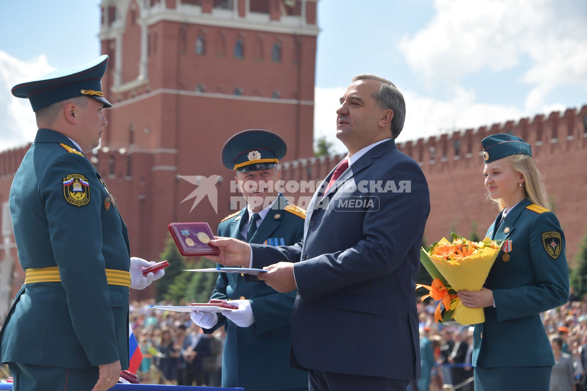 Москва.  Министр РФ по делам гражданской обороны, чрезвычайным ситуациям и ликвидации последствий  стихийных бедствий Владимир Пучков  вручает дипломы выпускникам Академии гражданской защиты  на Красной площади.