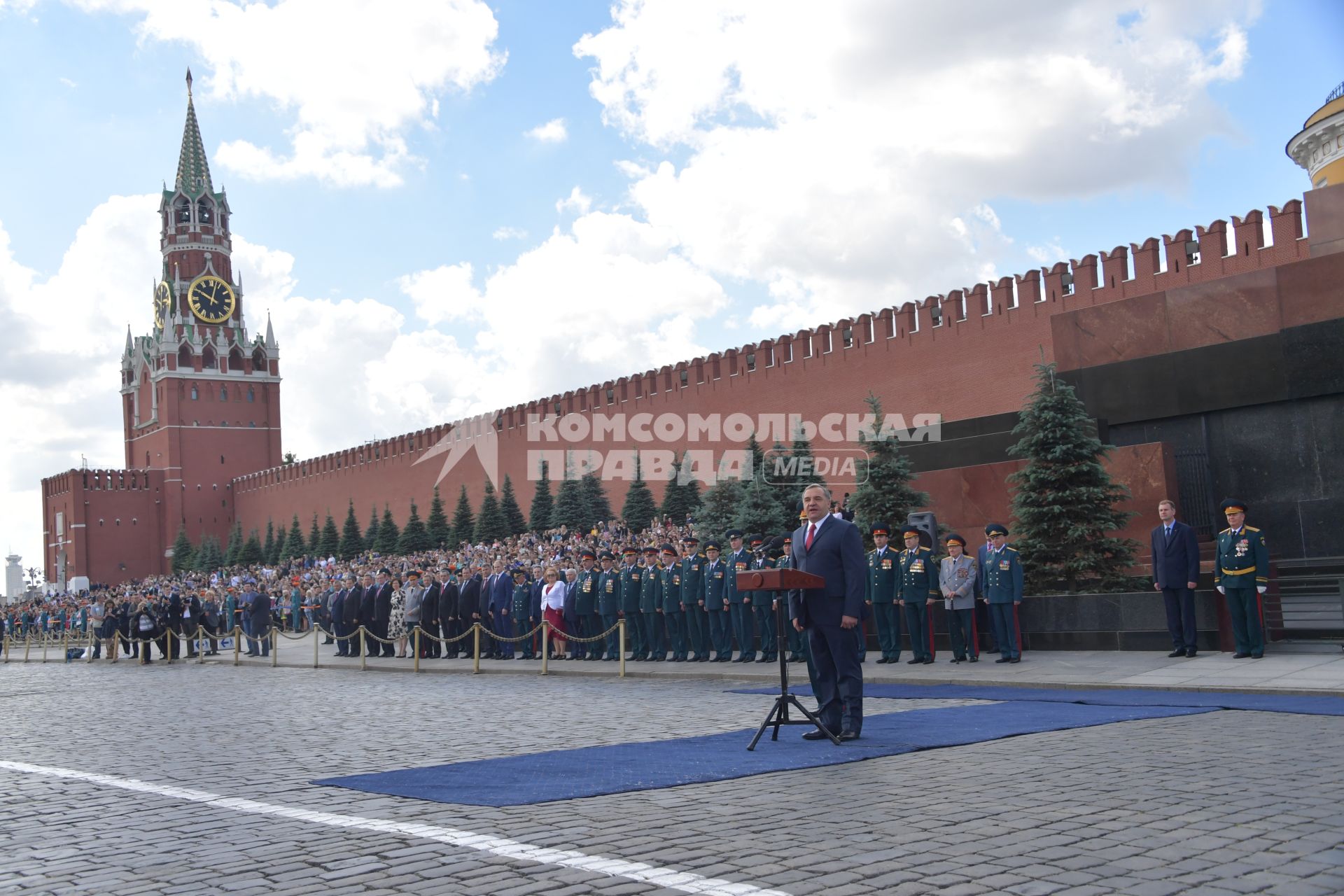 Москва.  Министр РФ по делам гражданской обороны, чрезвычайным ситуациям и ликвидации последствий  стихийных бедствий Владимир Пучков на торжественной  церемонии , посвященной выпуску курсантов и кадетов вузов МЧС России на Красной площади.