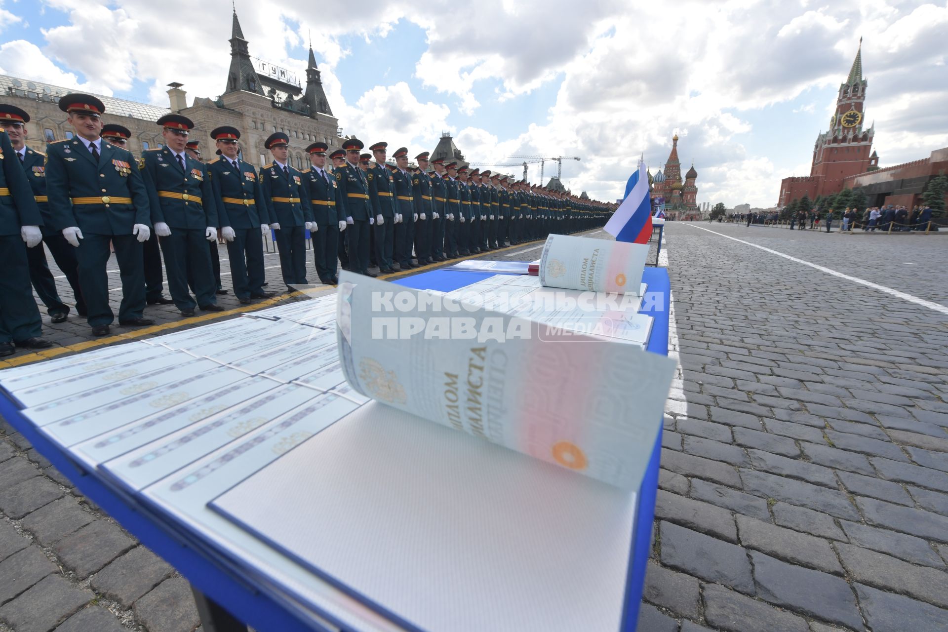 Москва. Торжественная церемония , посвященная выпуску курсантов и кадетов вузов МЧС России на Красной площади.