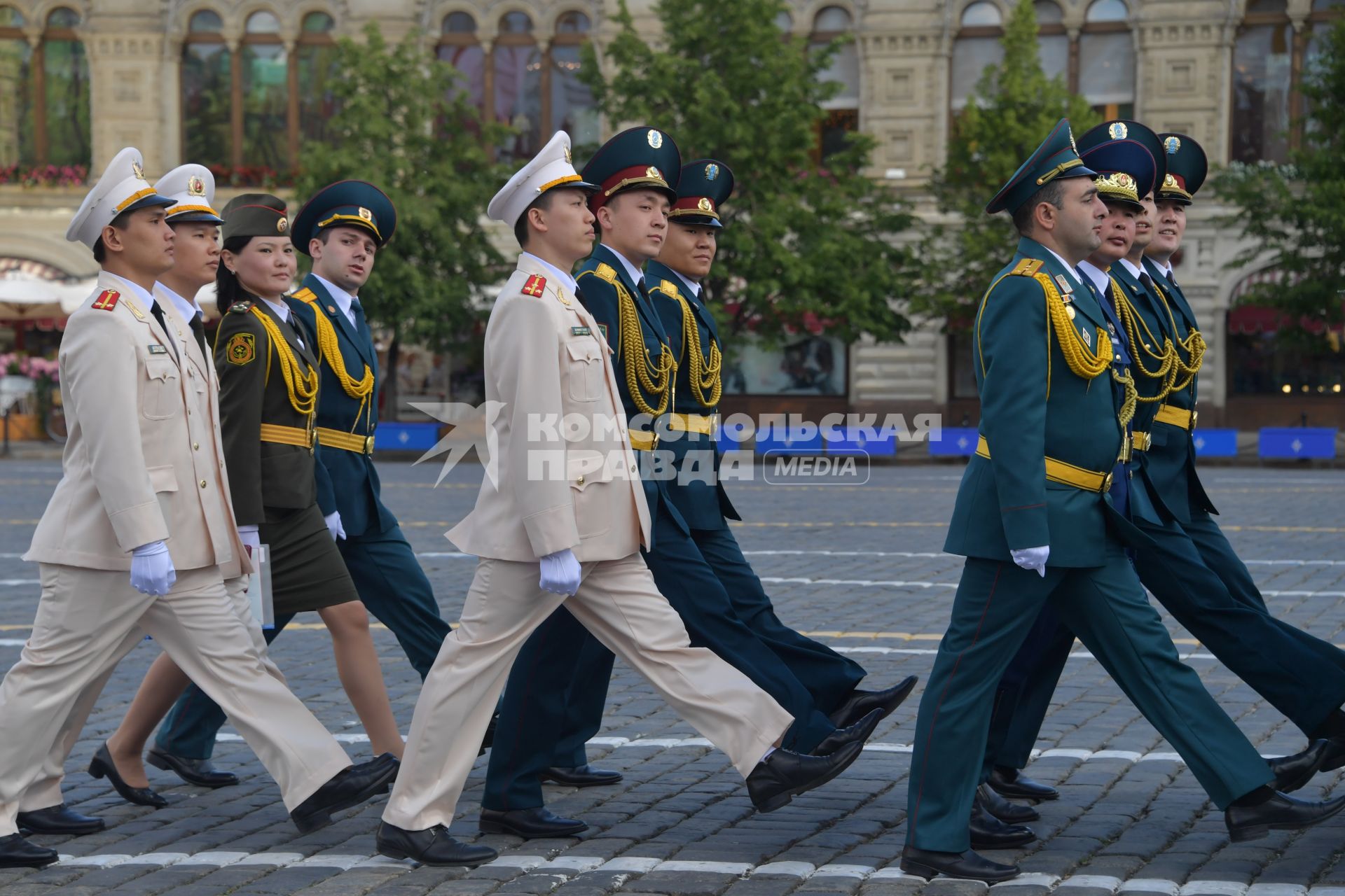 Москва. Торжественная  церемония , посвященная выпуску курсантов и кадетов вузов МЧС России на Красной площади.