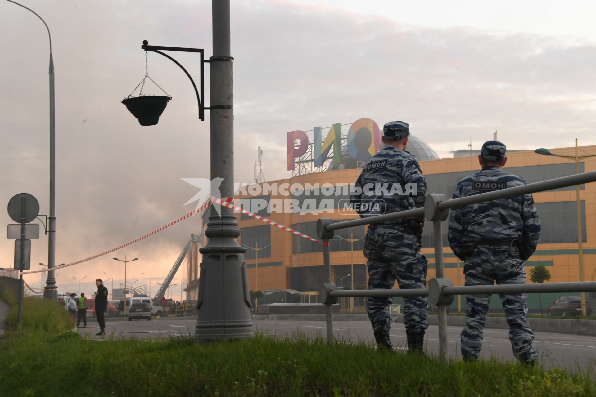 Москва.  Сотрудники ОМОН на месте тушения пожара в здании торгового центра `РИО` на Дмитровском шоссе.