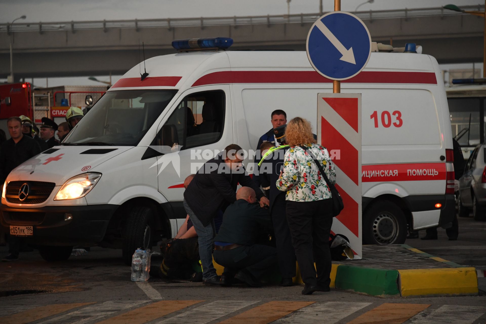 Москва.  Сотрудники скорой помощи   оказывают помощь пострадавшим  во время пожара   в здании торгового центра `РИО`на Дмитровском шоссе