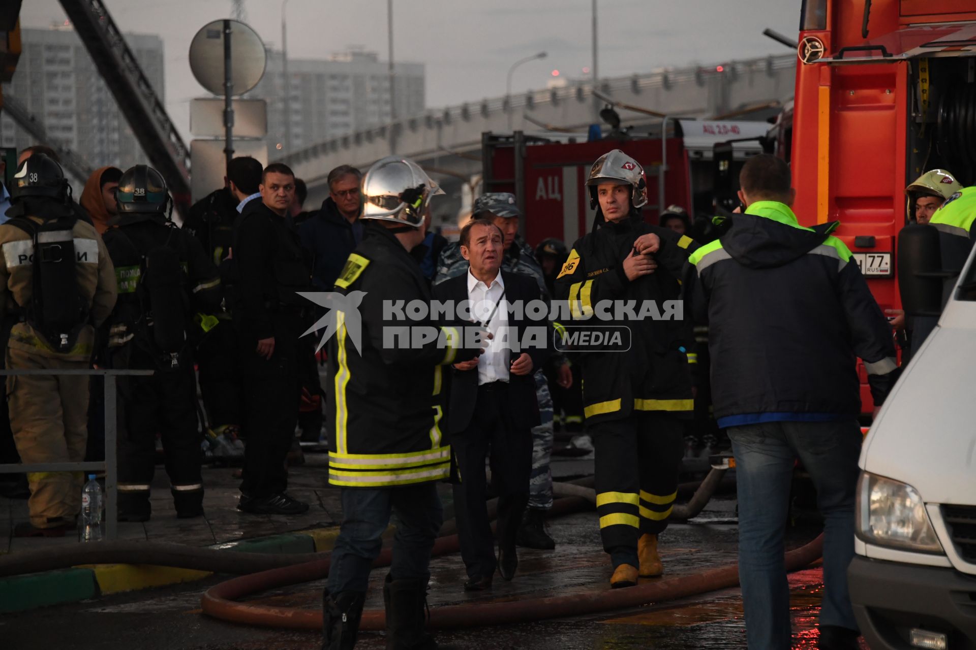 Москва.  Заместитель  мэра по вопросам жилищно-коммунального хозяйства и благоустройства  Петр Бирюков (в центре)  на территории торгового  центра `РИО` на Дмитровском шоссе.