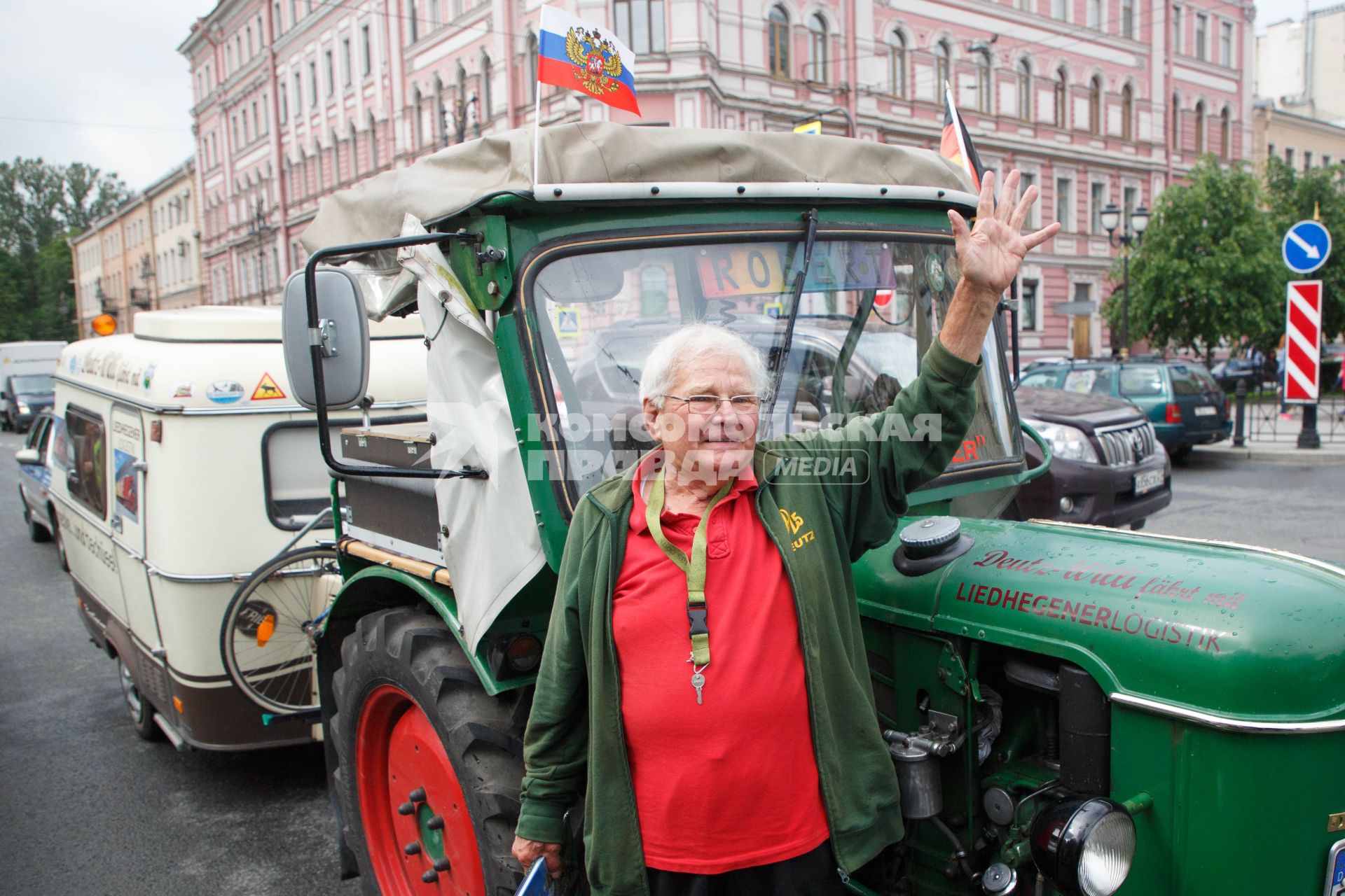 Санкт-Петербург. 81-летний немецкий пенсионер-путешественник Винфрид Лангнер, прибывший из города Лауенферде (Нижняя Саксония) в Санкт-Петербург на раритетном тракторе Deutz 1961 года выпуска. Путешественник проехал на тракторе часть Германии, Польшу, Калининградскую область, Латвию, Литву, Эстонию и Ленинградскую область, преодолев расстояние более 2000 км за 15 дней.