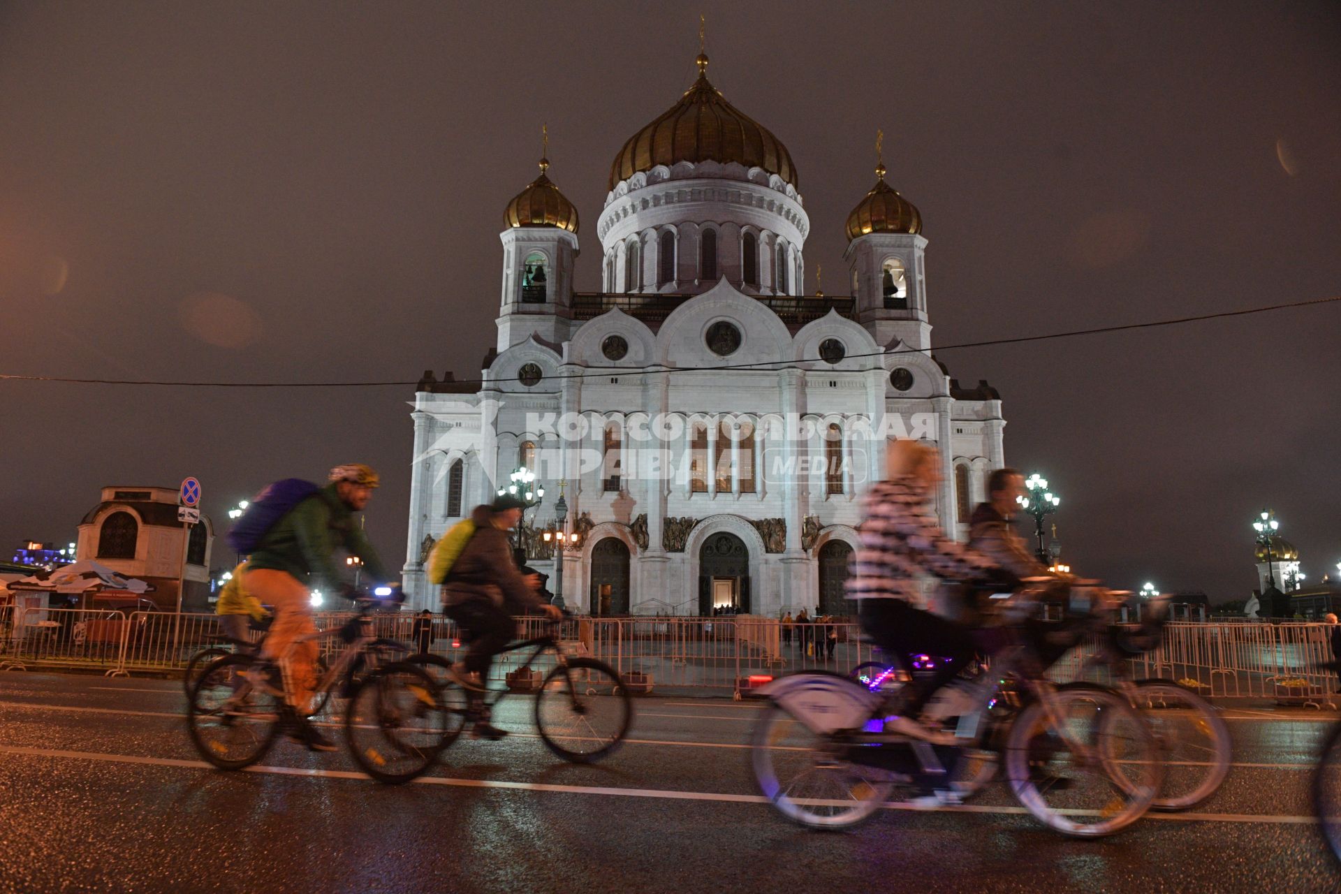 Москва.   Участники третьего ночного  велопарада на улице Волхонка.