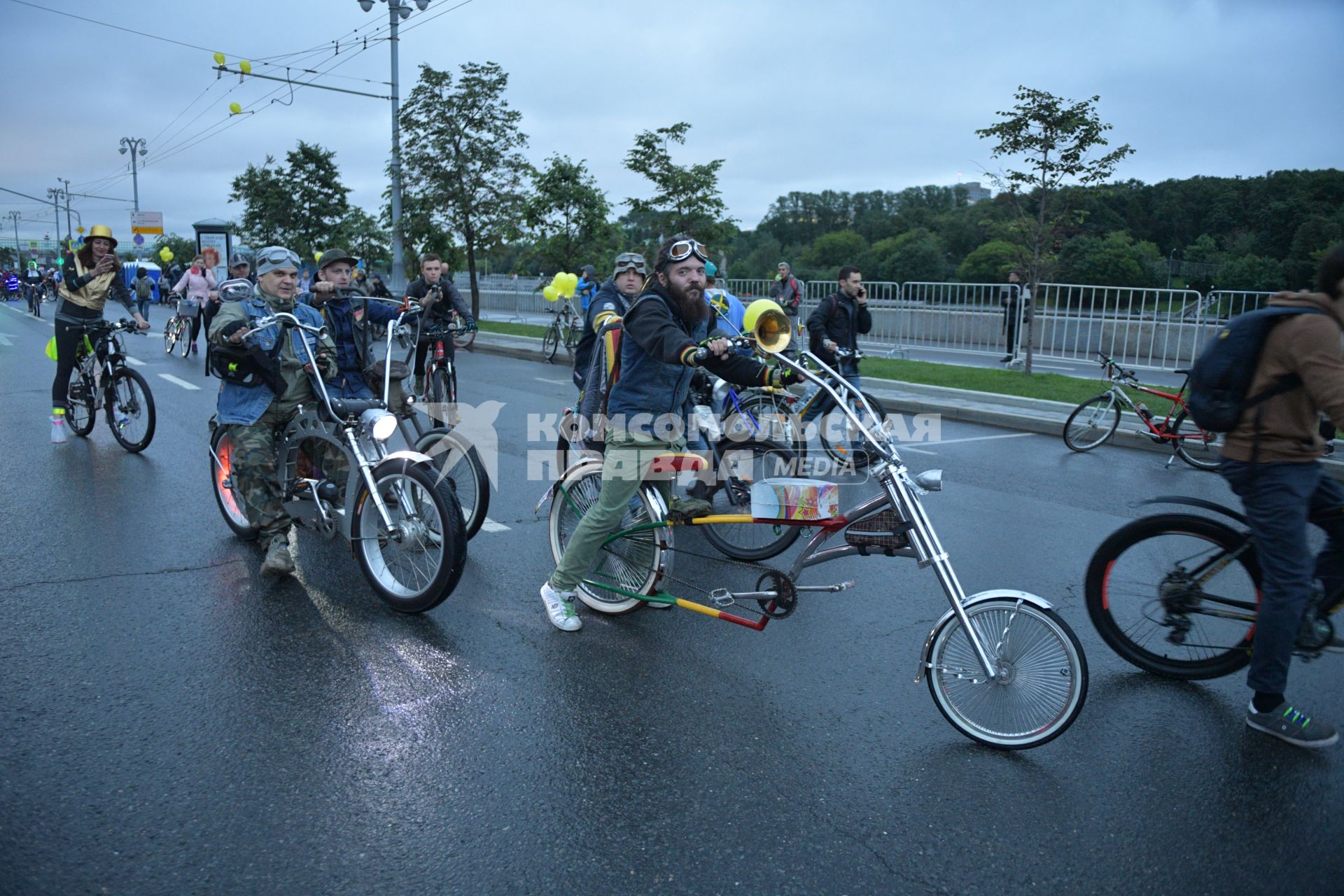 Москва.   Участники третьего ночного  велопарада на одной из улиц города.